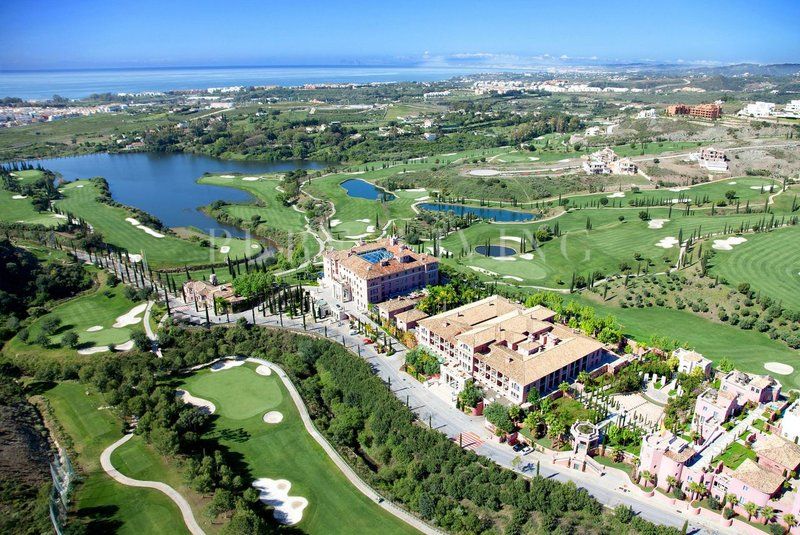 Excepcional parcela orientada al sur con increíbles vistas panorámicas situada en la prestigiosa urbanización Los Flamingos, Benahavís