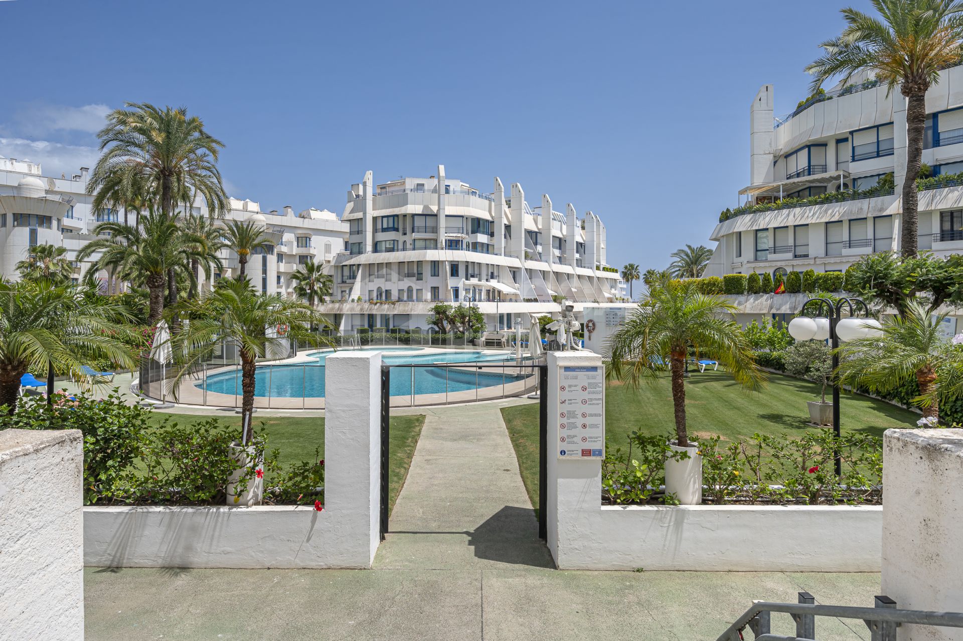 Exquisite 2-Bedroom Ground Floor Duplex in Marbella House – Prime Location Steps from the Beach