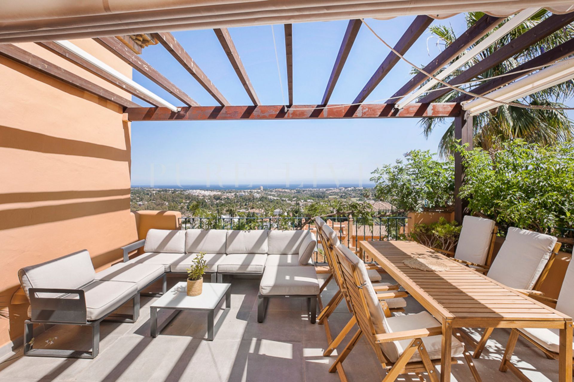 Prachtig penthouse appartement met prachtig uitzicht op zee gelegen in de topwijk van Nueva Andalucía