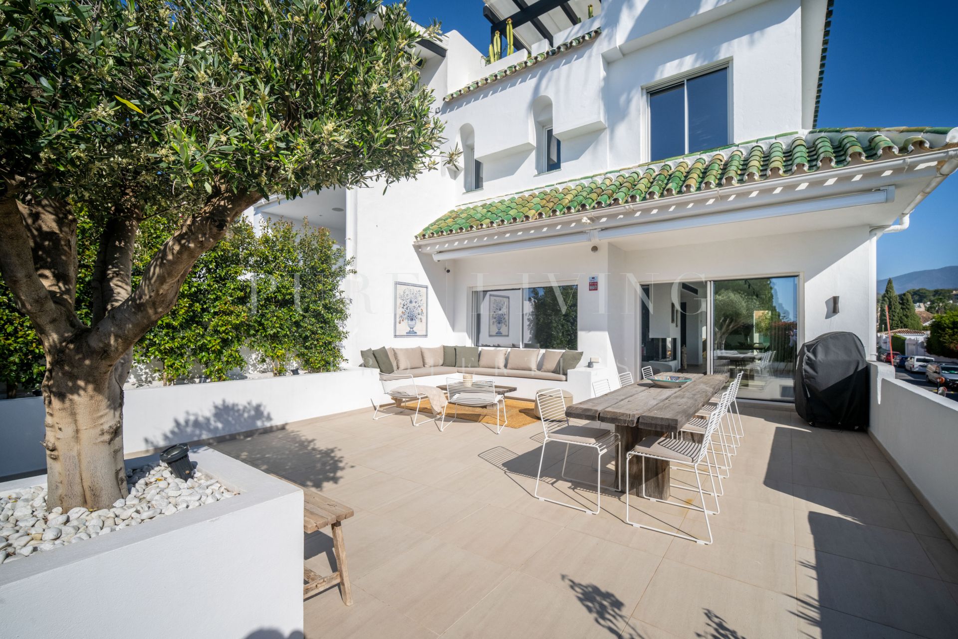 Ruim dorpshuis met uitzicht op zee en de bergen in Aloha, Nueva Andalucia