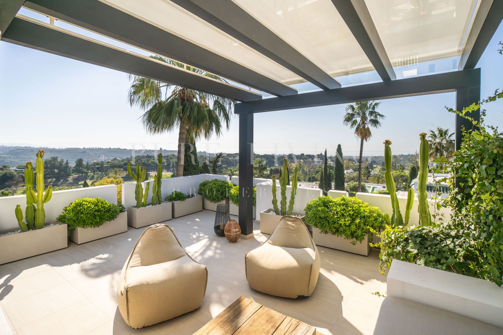 Maison de ville spacieuse avec vue sur la mer et les montagnes à Aloha, Nueva Andalucia