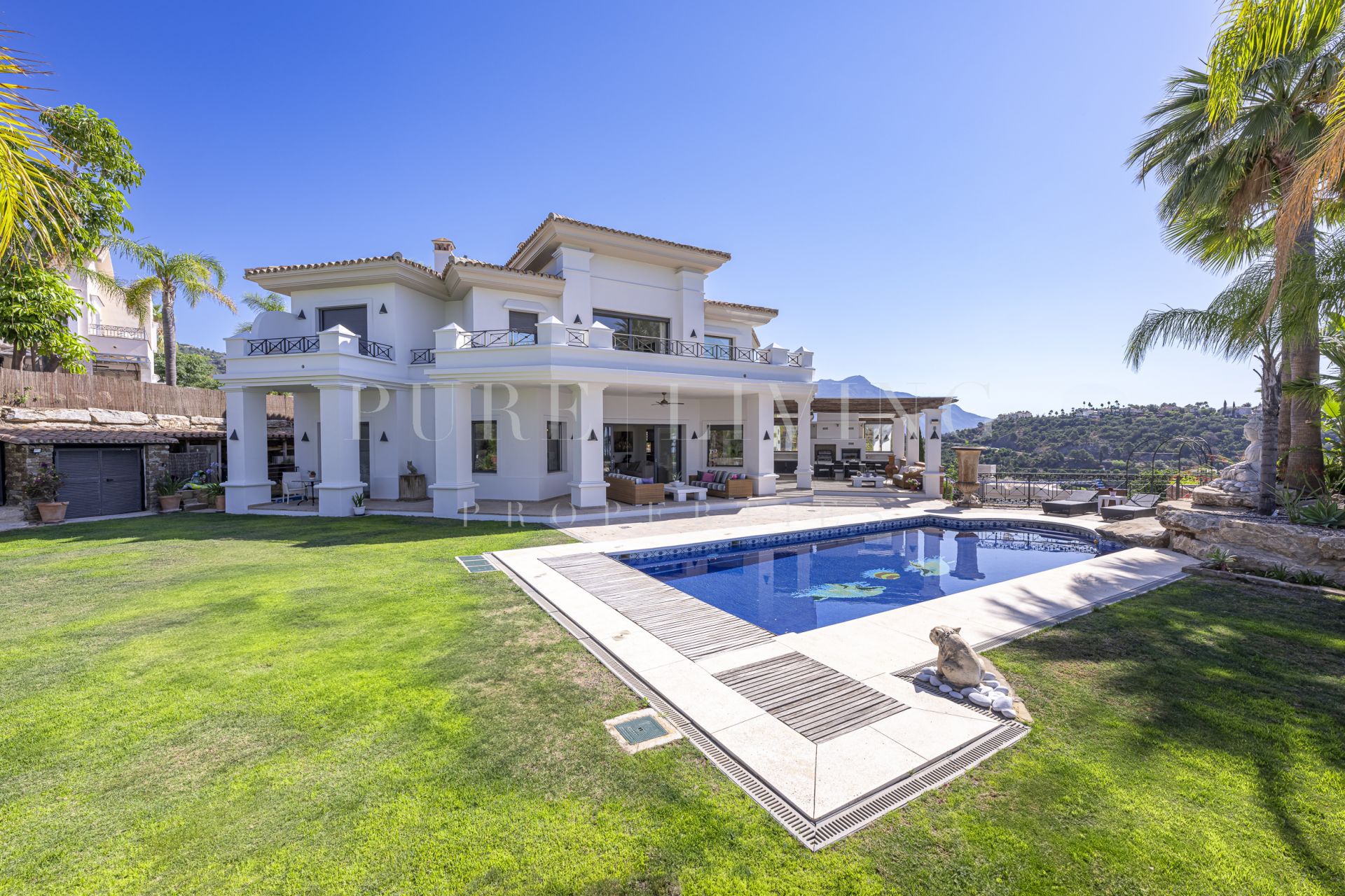 Een prachtige villa met vier slaapkamers met een perfecte mix van moderne mediterrane charme in Los Arqueros Golf