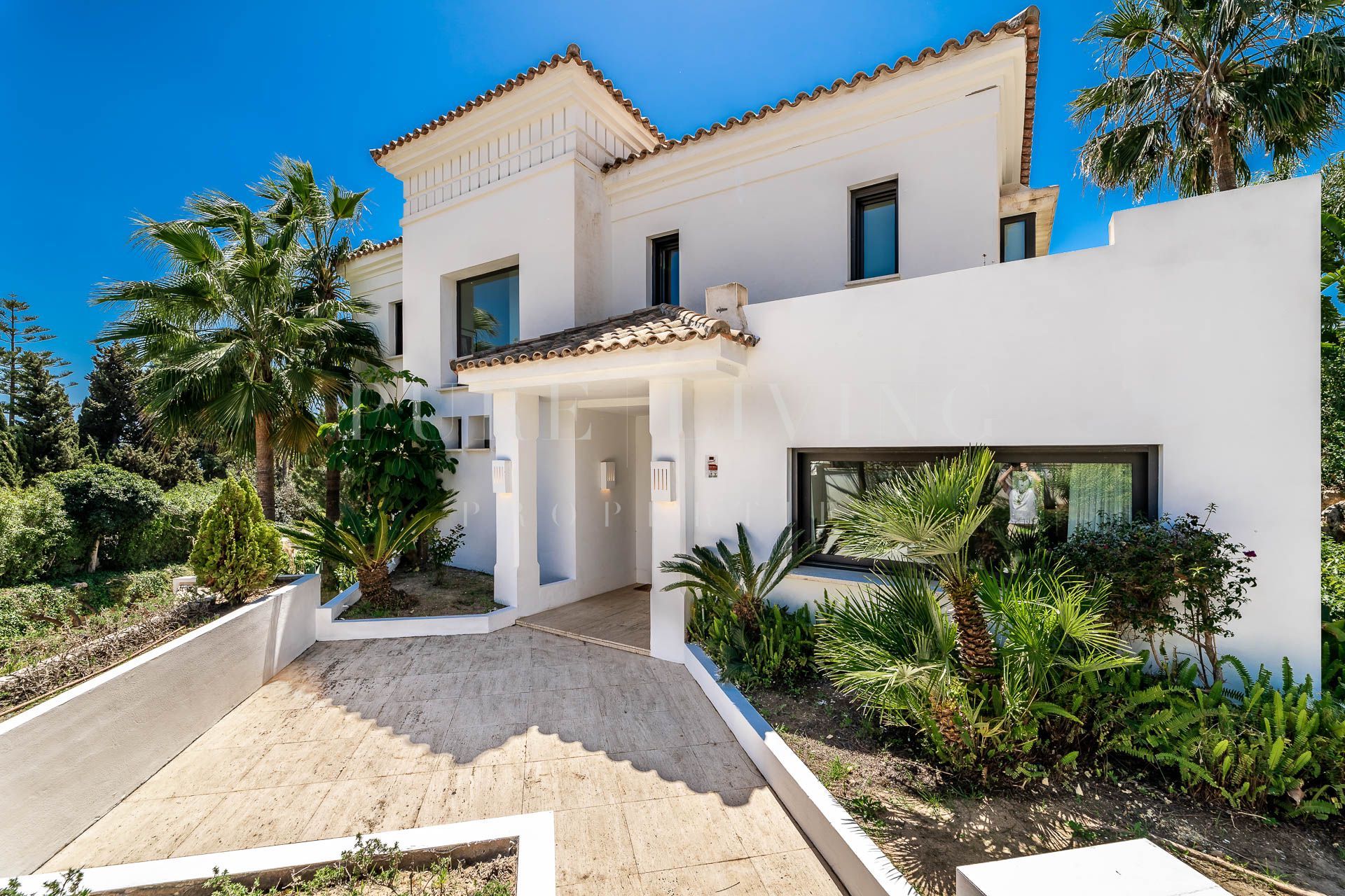 Exceptional villa boasting sea views, situated within a gated community in Lomas de Magna on the prestigious Golden Mile