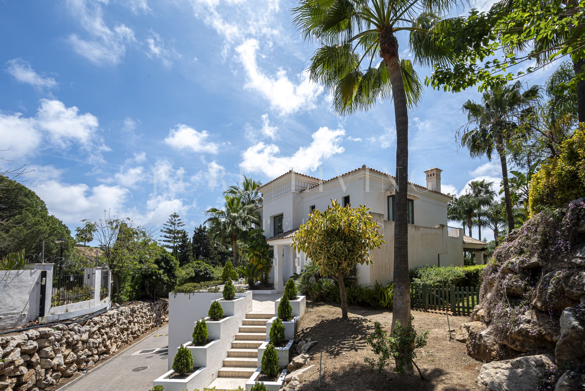 Villa exceptionnelle avec vue sur la mer, située dans une communauté fermée à Lomas de Magna sur le prestigieux Golden Mile.