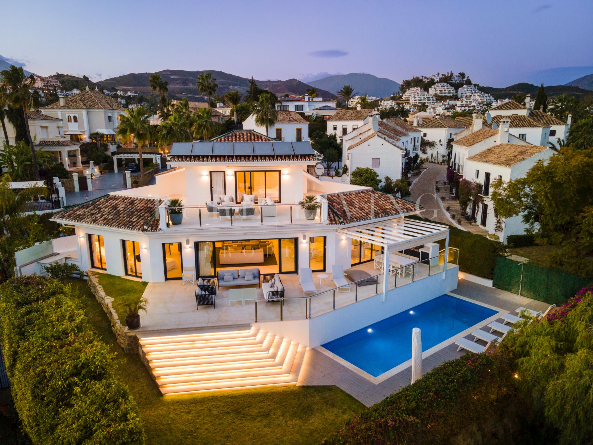 Indrukwekkende volledig gerenoveerde villa in Las Brisas met uitzicht op zee