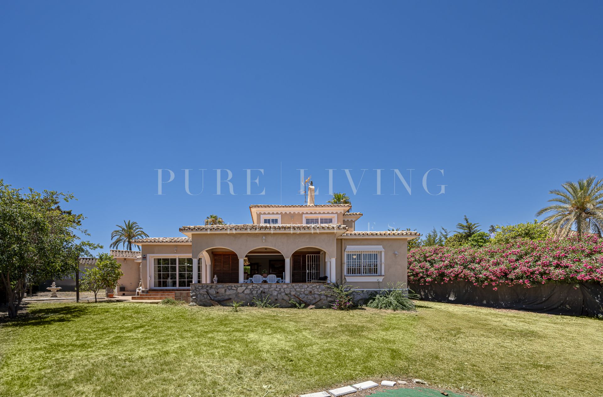 Villa to refurbish with mountain and sea views located in the prime area, Guadalmina Alta