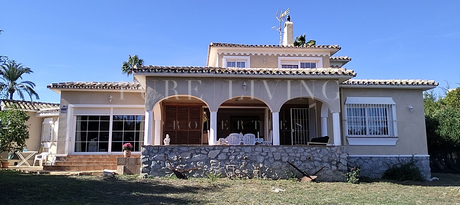 Villa to refurbish with mountain and sea views located in the prime area, Guadalmina Alta