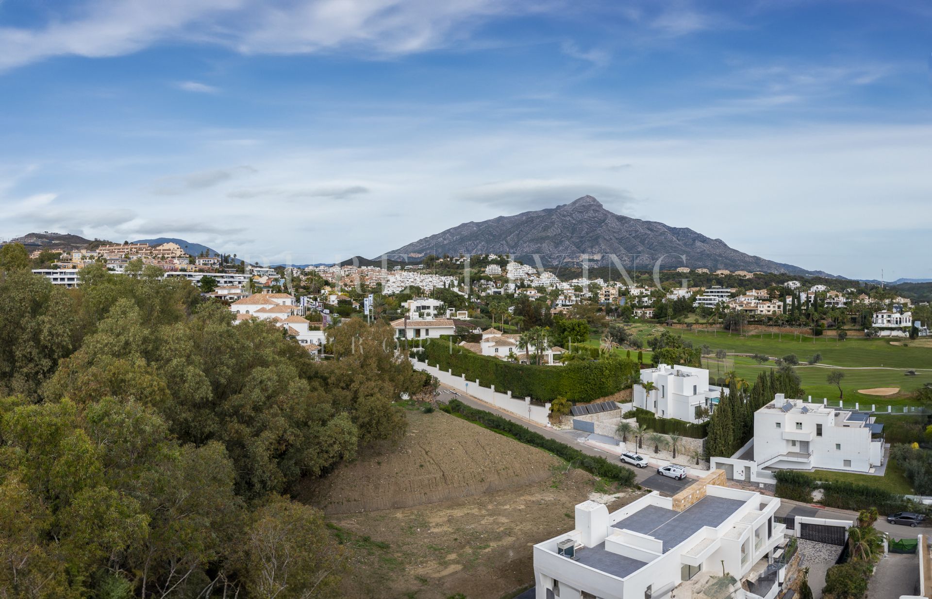 Uitzonderlijk perceel golfbaan gelegen in het prestigieuze Nueva Andalucia