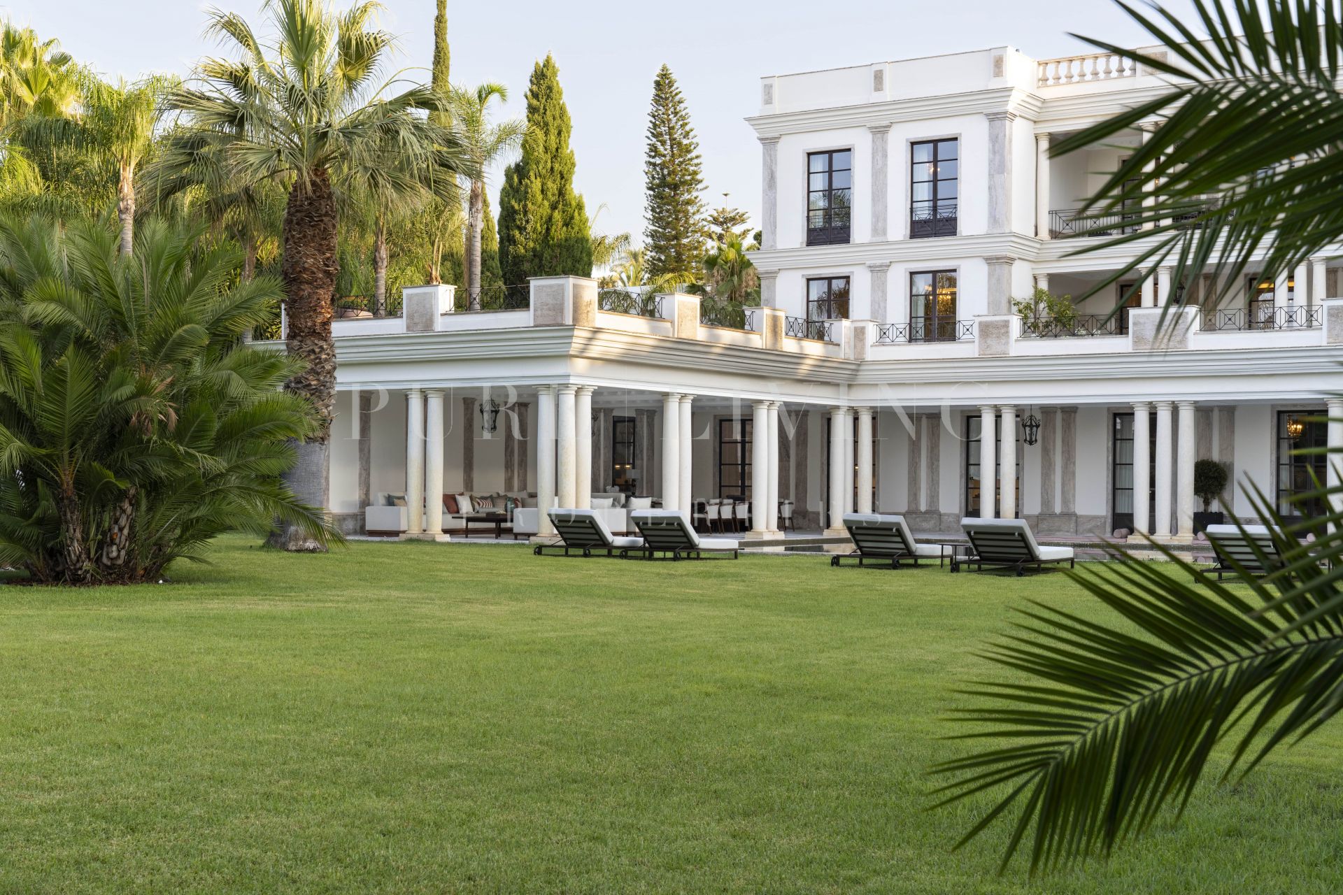 Un chef-d’œuvre lumineux niché le long de la mythique Golden Mile de Marbella