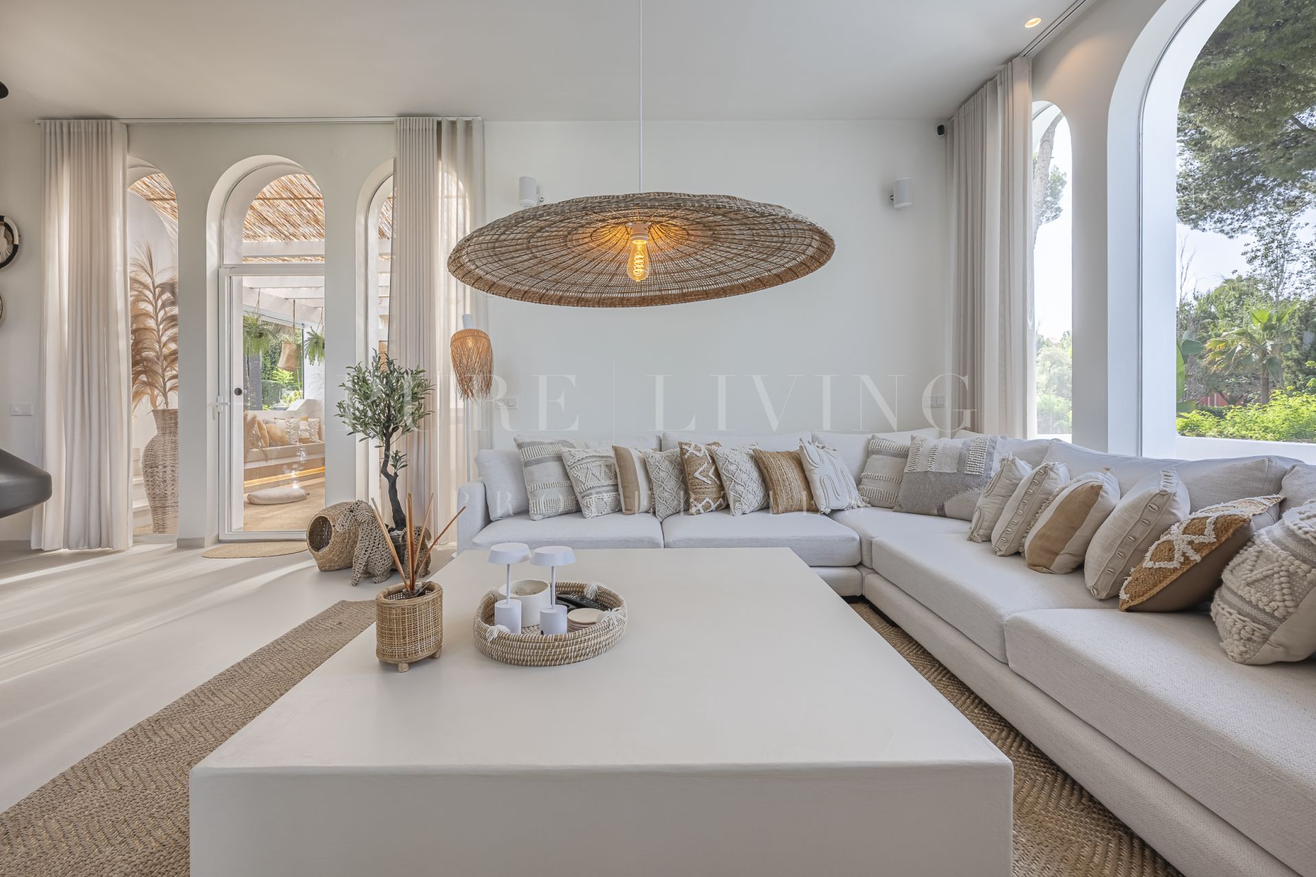 An exquisite four bedroom villa nestled in Las Lagunas, Atalaya de Río Verde.
