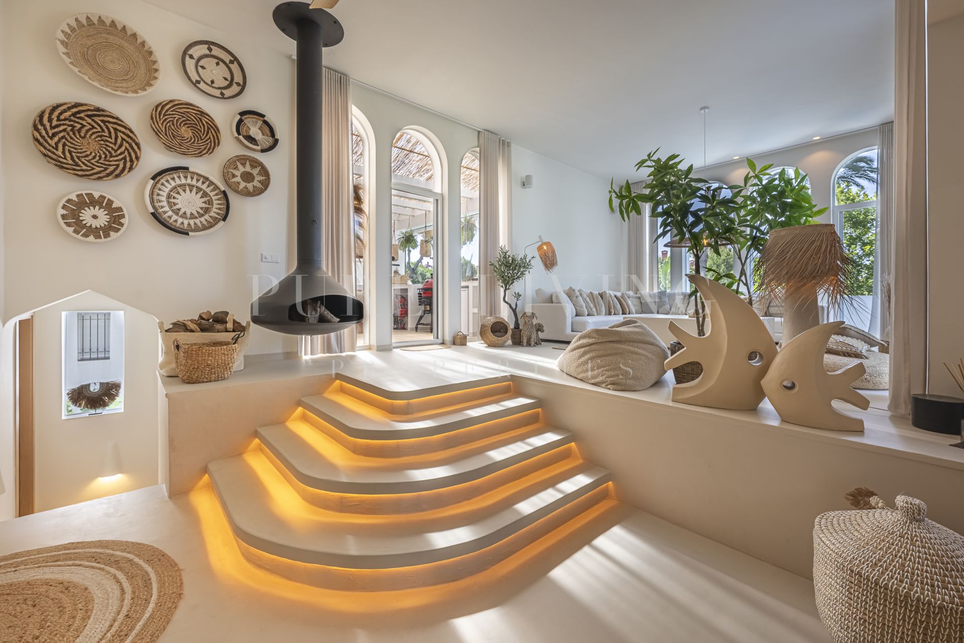 An exquisite four bedroom villa nestled in Las Lagunas, Atalaya de Río Verde.