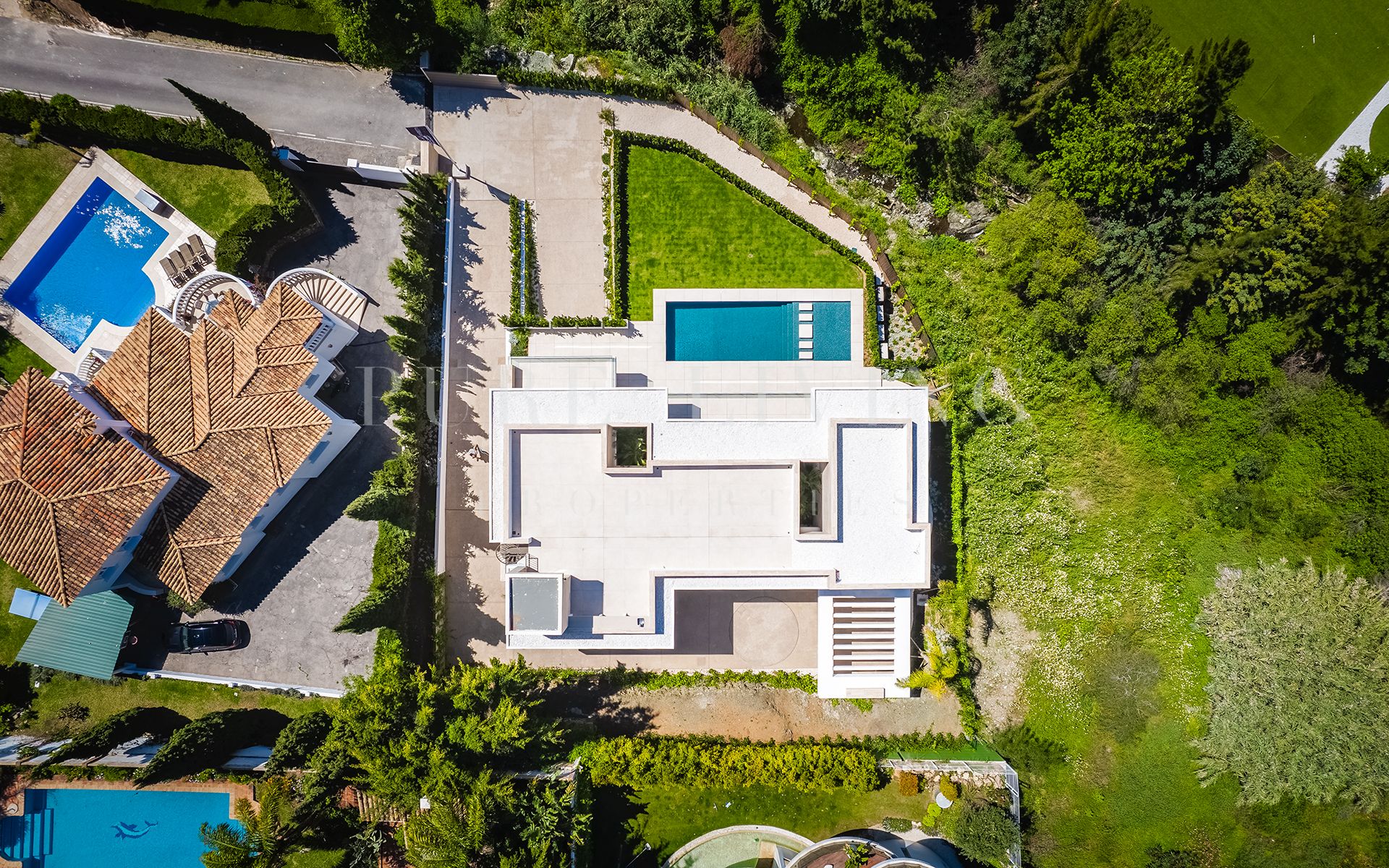 Vivienda de lujo moderna con vistas panorámicas en El Paraíso de Estepona