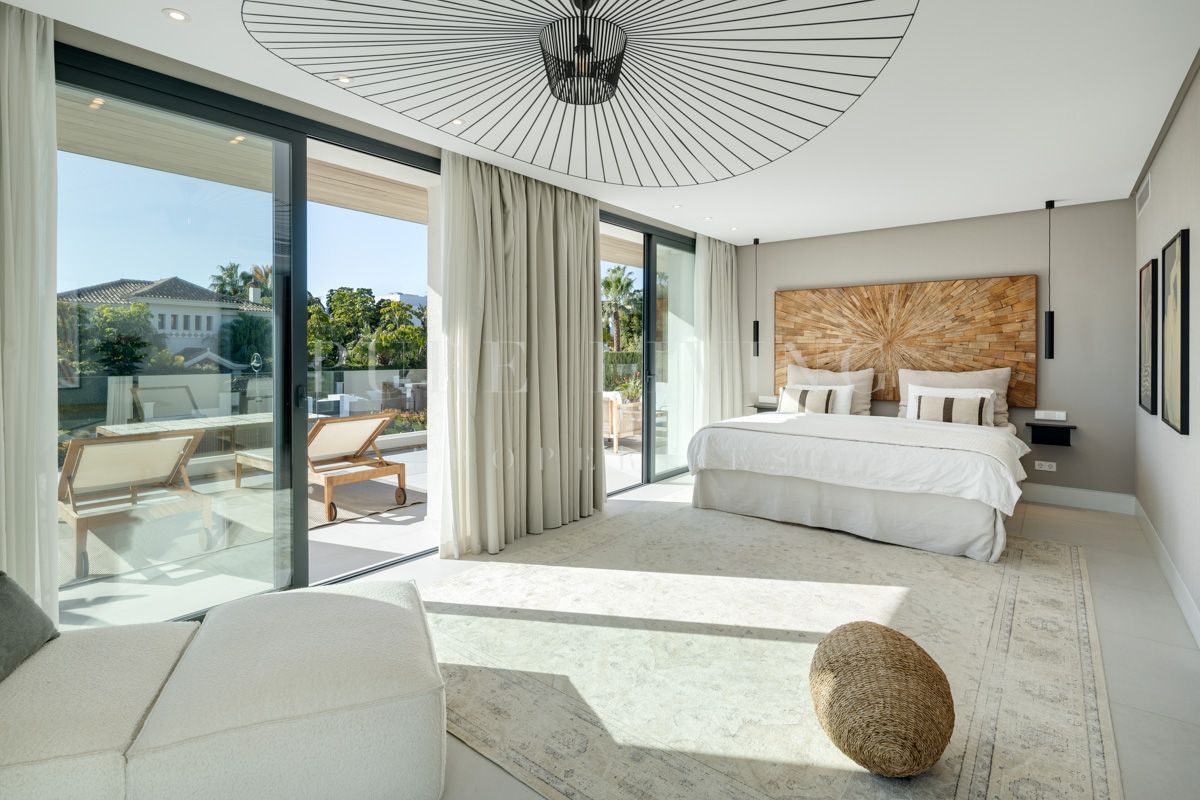 Contemporary Villa with Panoramic Sea Views in La Cerquilla, Nueva Andalucía