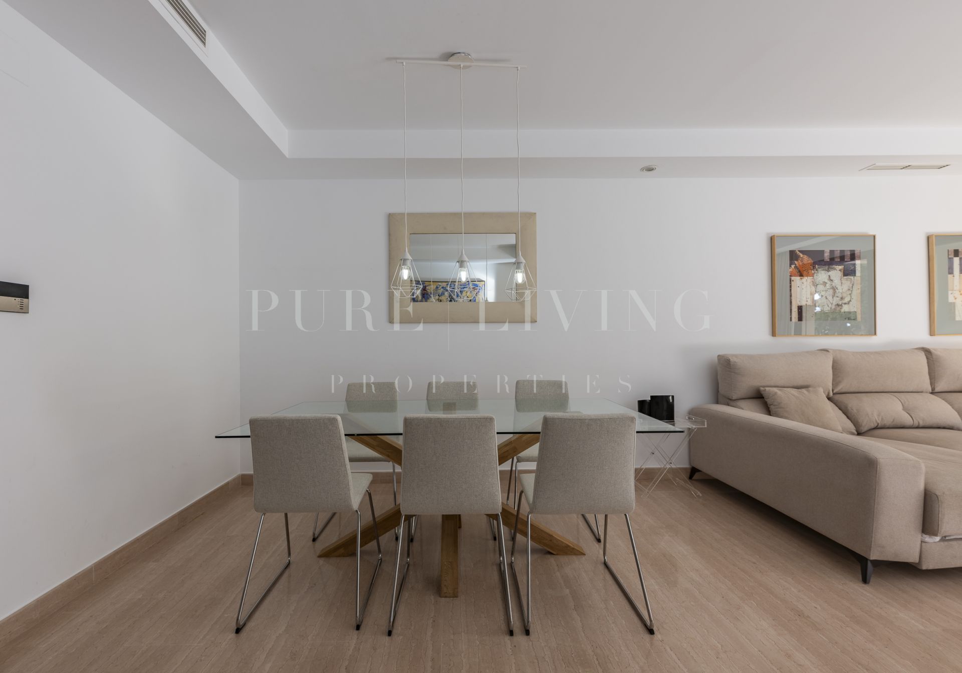 Excelente apartamento de 3 dormitorios en planta baja con vistas al jardín en Medina de Banús, Nueva Andalucia