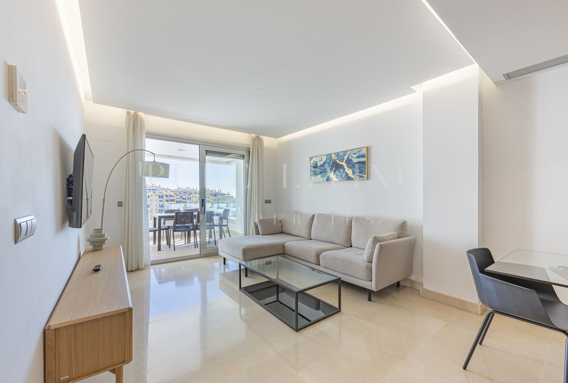 Appartement moderne de trois chambres à coucher à distance de marche de la plage et du boulevard