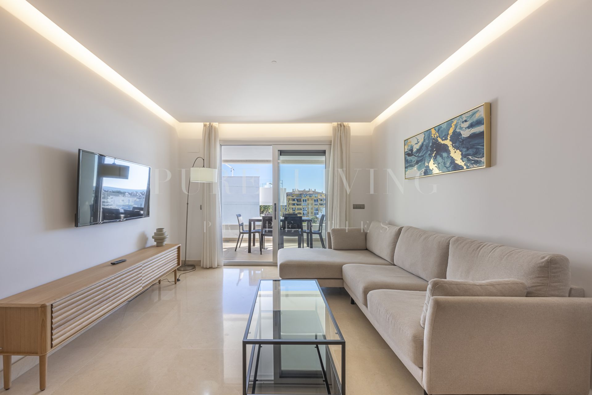 Appartement moderne de trois chambres à coucher à distance de marche de la plage et du boulevard