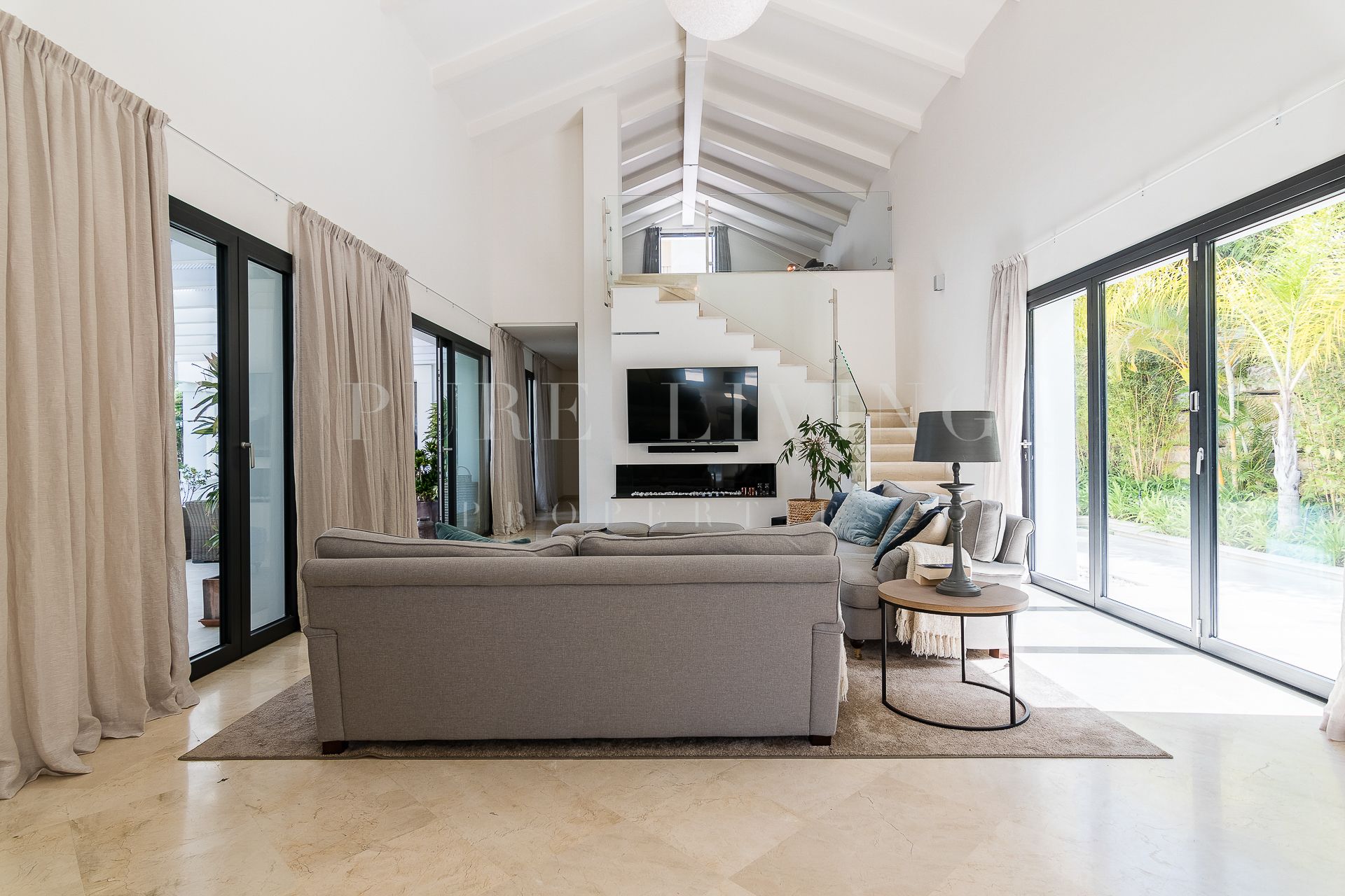 Maison familiale alliant design contemporain et charme andalou au cœur de Nueva Andalucia.