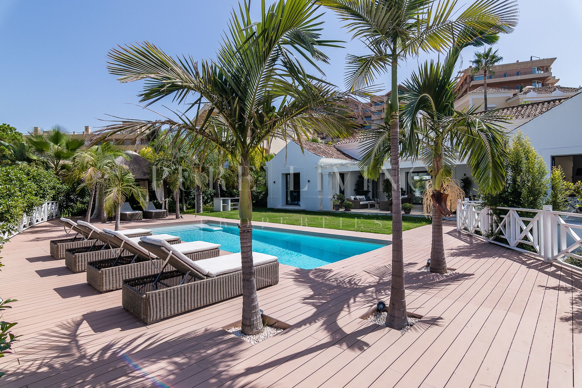 Maison familiale alliant design contemporain et charme andalou au cœur de Nueva Andalucia.