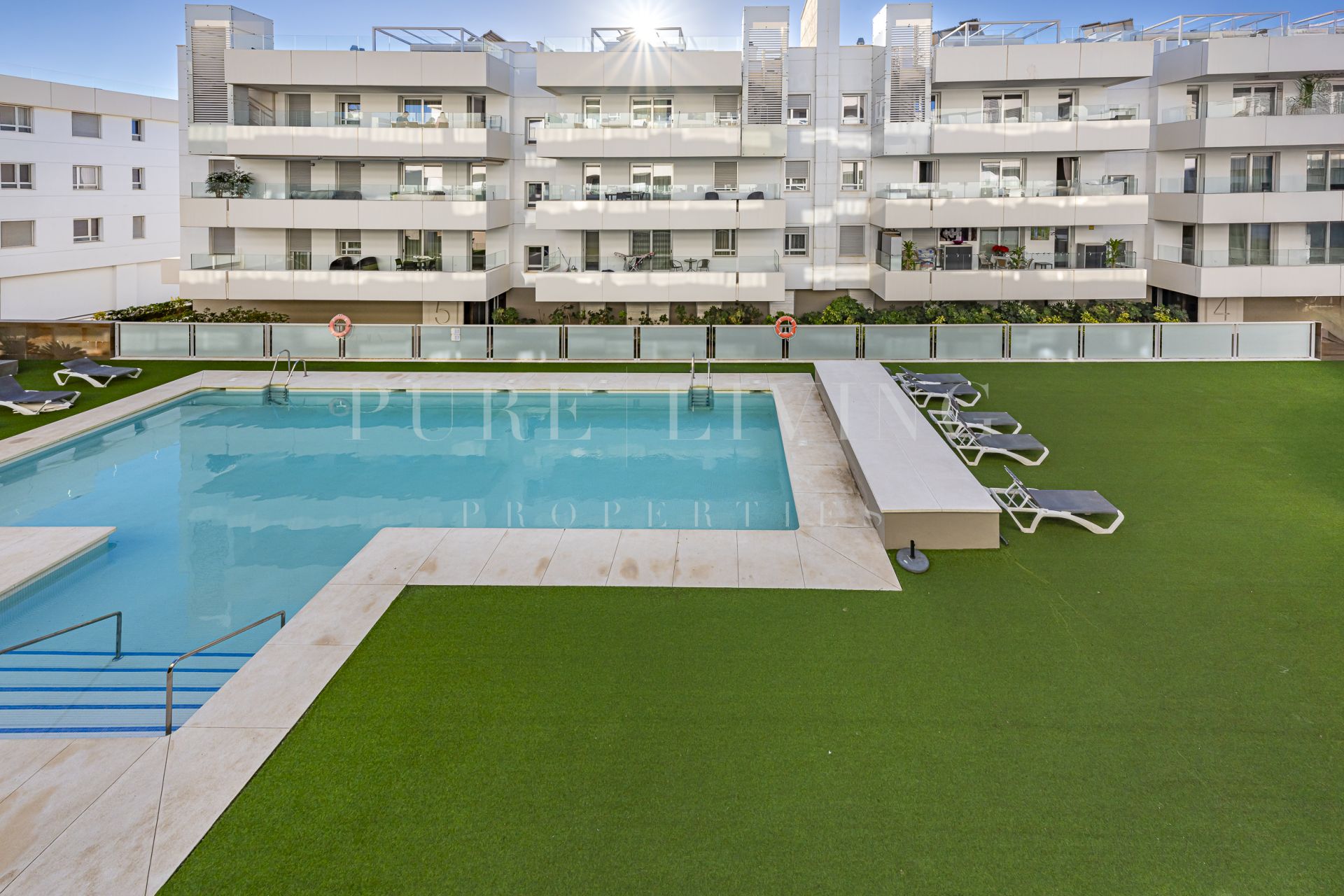 Appartement moderne de trois chambres à coucher à distance de marche de la plage