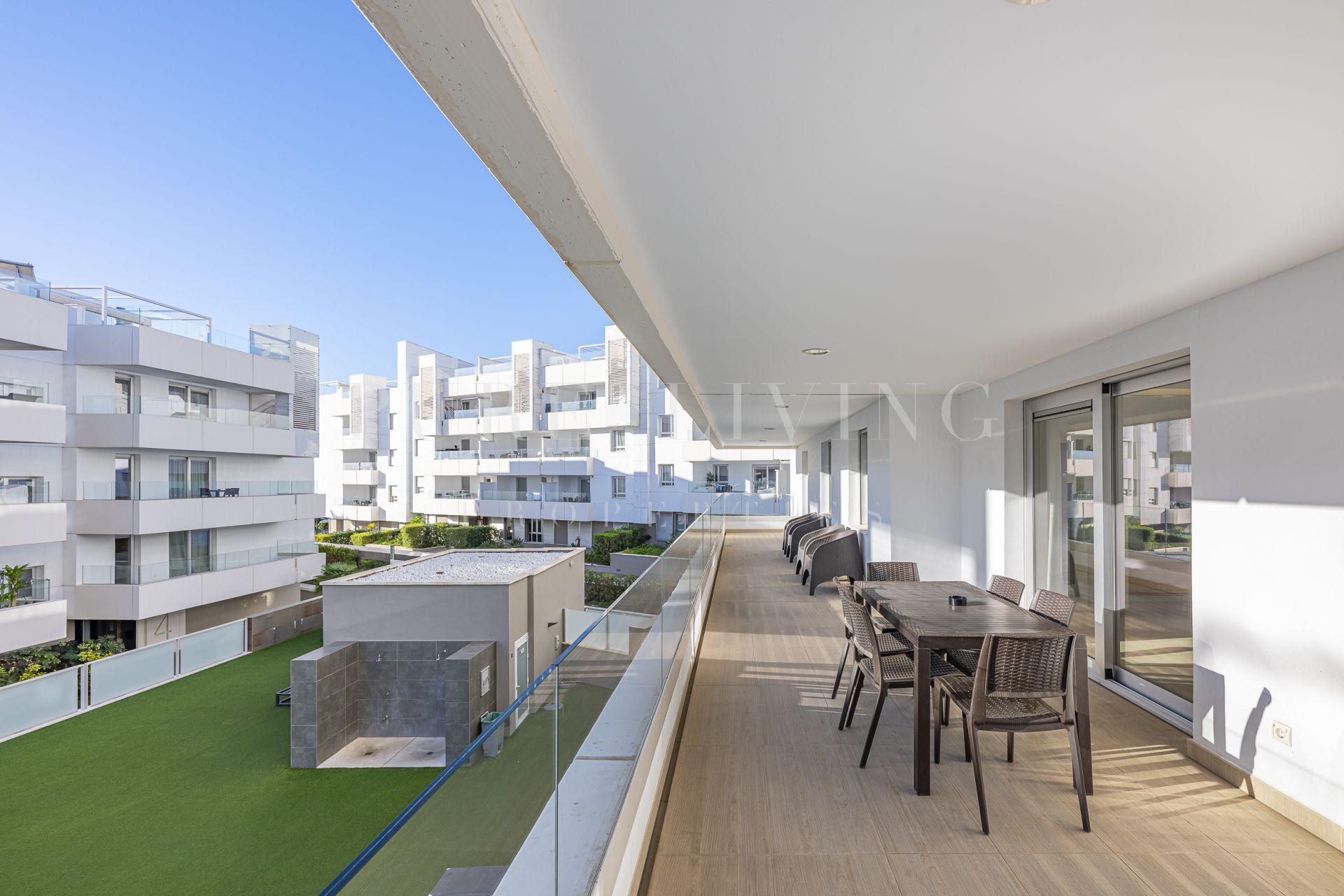 Appartement moderne de trois chambres à coucher à distance de marche de la plage