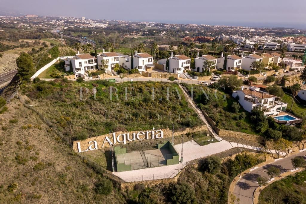 Excepcional parcela en primera línea de golf con licencia y proyecto, que ofrece impresionantes vistas al mar. Situada en la prestigiosa zona de La Alquería Golf, Benahavís.