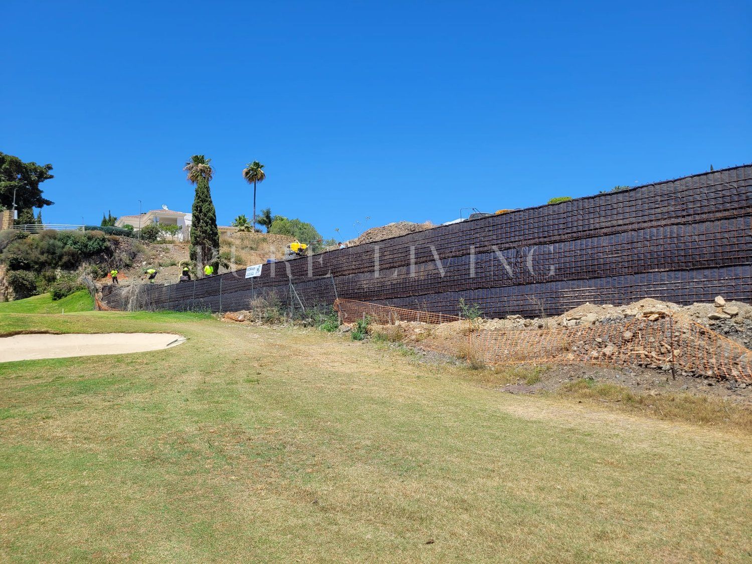 Excepcional parcela en primera línea de golf con licencia y proyecto, que ofrece impresionantes vistas al mar. Situada en la prestigiosa zona de La Alquería Golf, Benahavís.