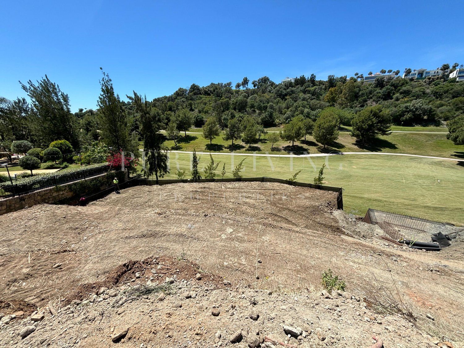 Excepcional parcela en primera línea de golf con licencia y proyecto, que ofrece impresionantes vistas al mar. Situada en la prestigiosa zona de La Alquería Golf, Benahavís.