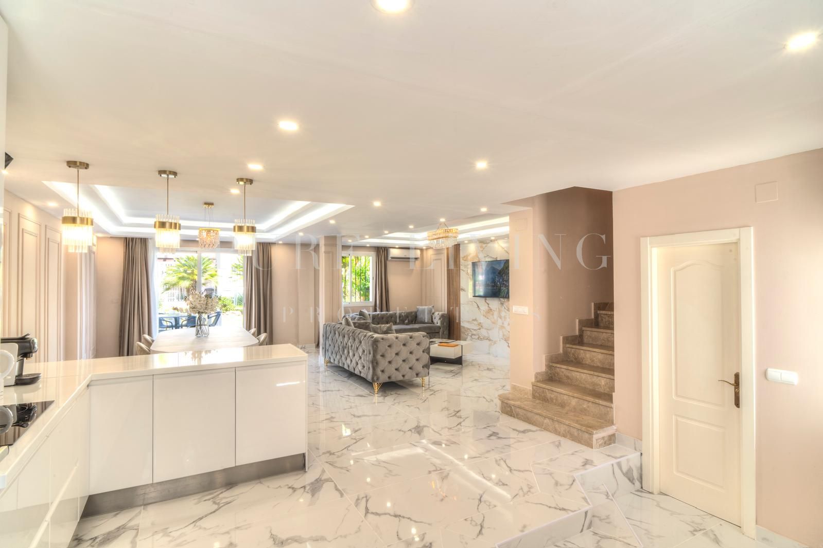 Superbe maison jumelée de quatre chambres à coucher dans le prestigieux quartier de Los Naranjos de Marbella.