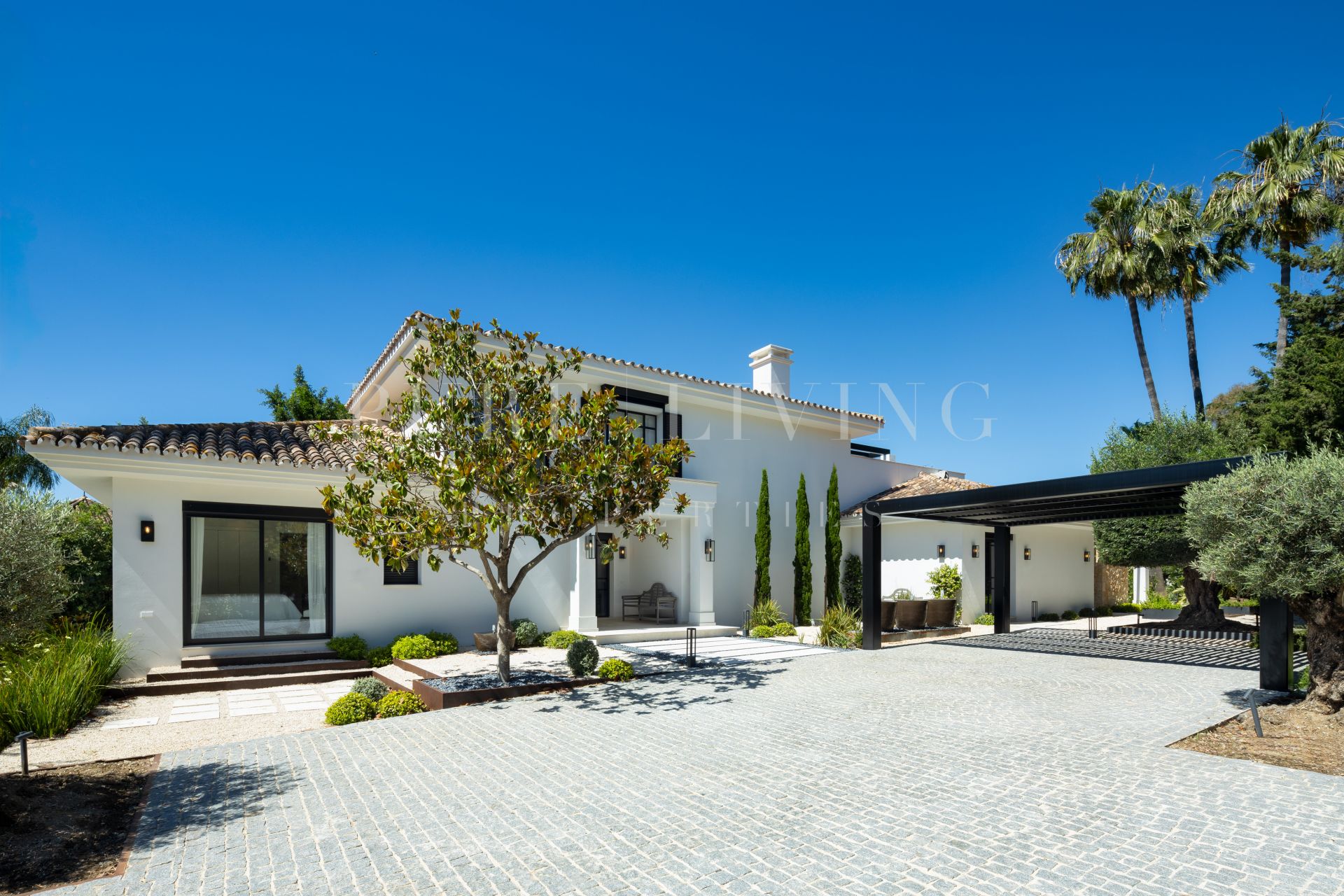 An elegant five bedroom family home in Nueva Andalucia