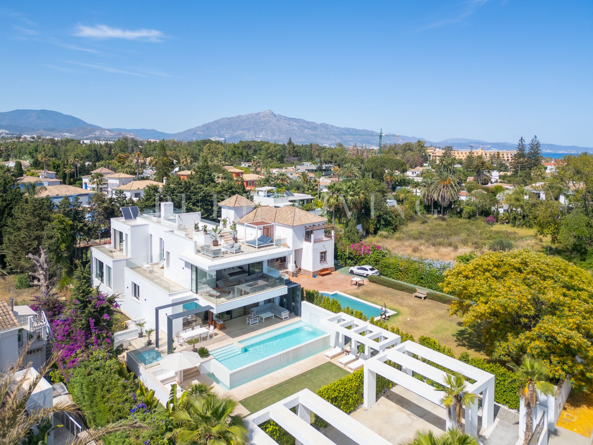 Gloednieuwe, moderne villa aan het strand in Atalaya Isdabe, Casasola