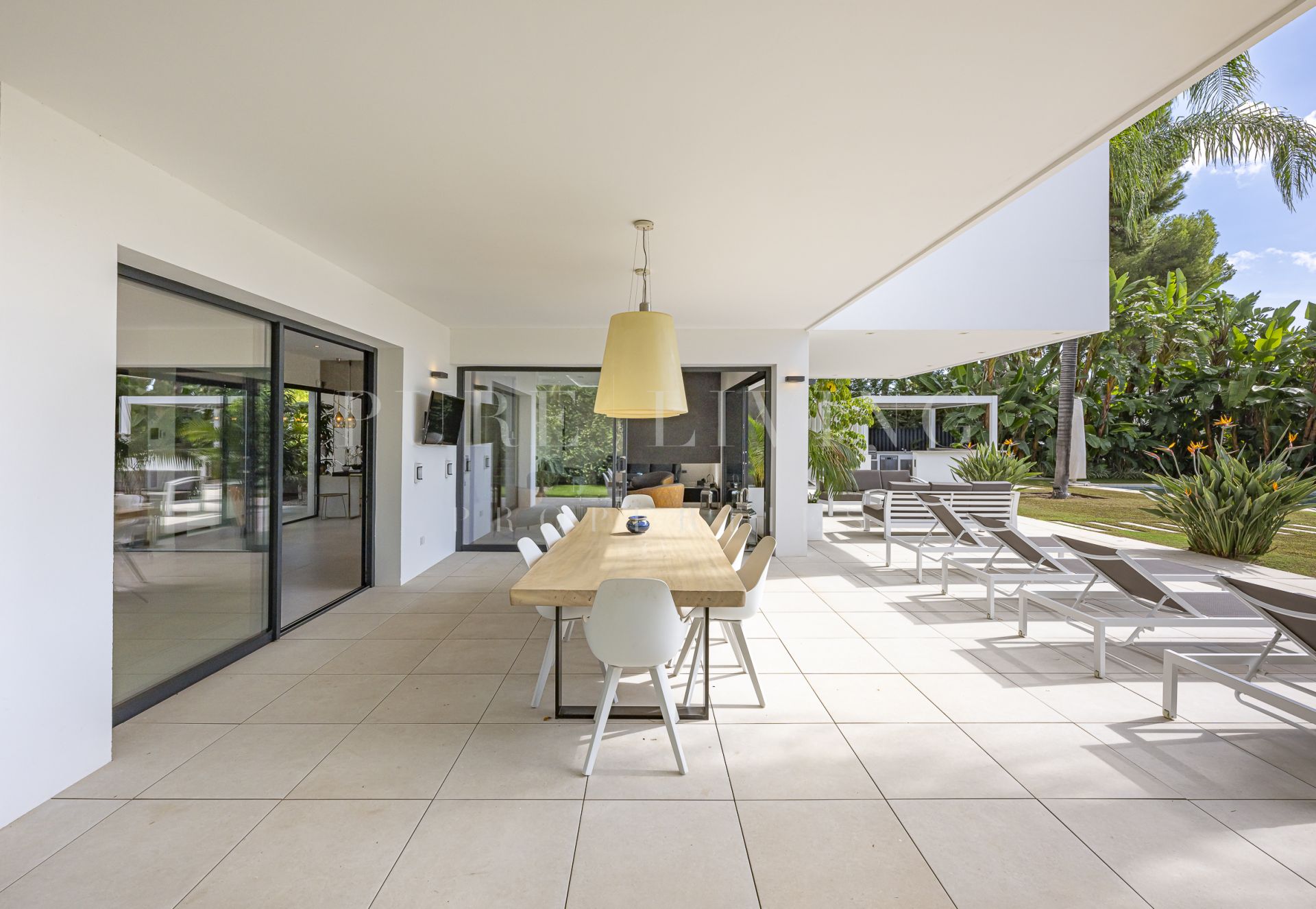 Moderne villa met vier slaapkamers en uitzicht op zee in het hart van Nagueles