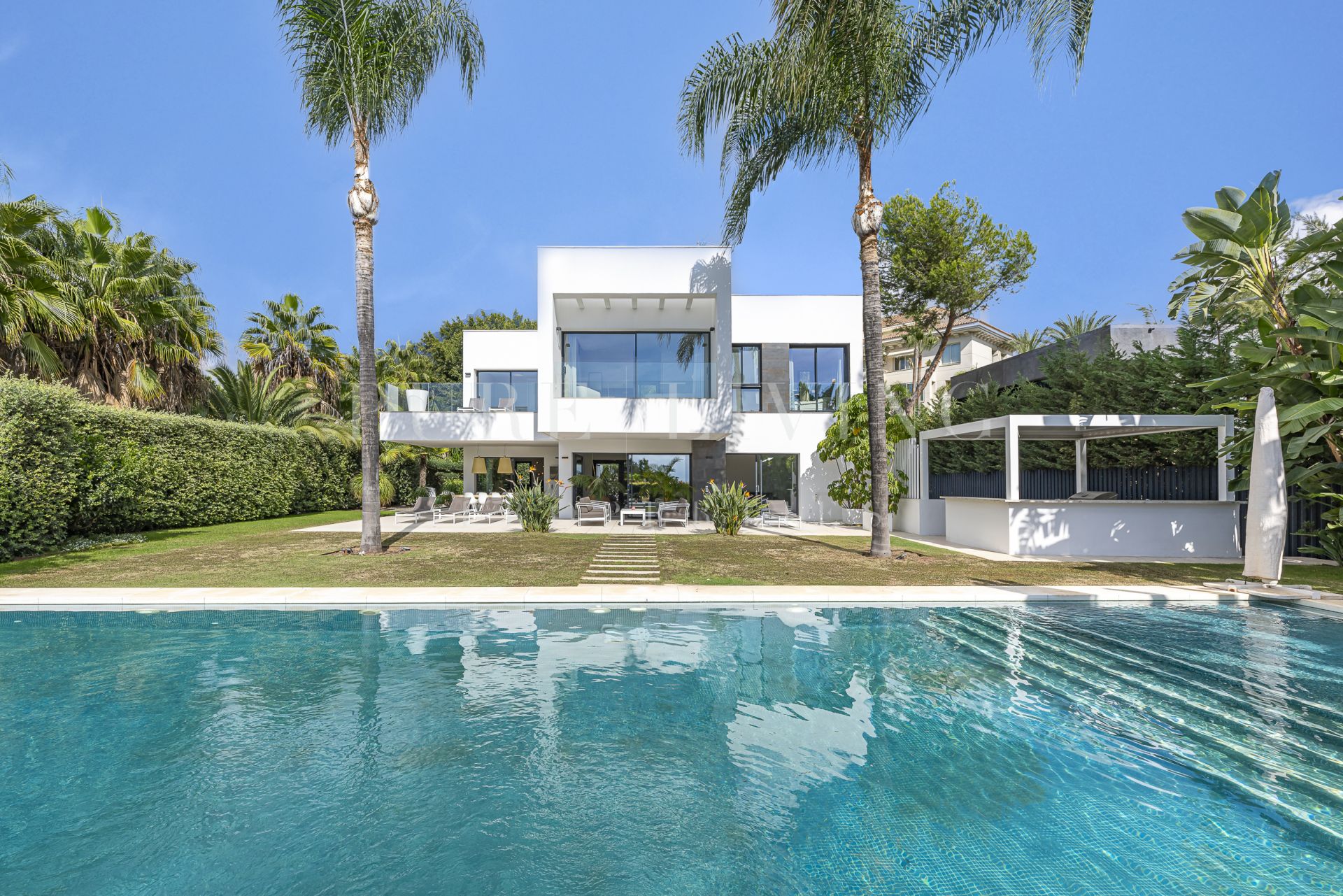 Moderne villa met vier slaapkamers en uitzicht op zee in het hart van Nagueles