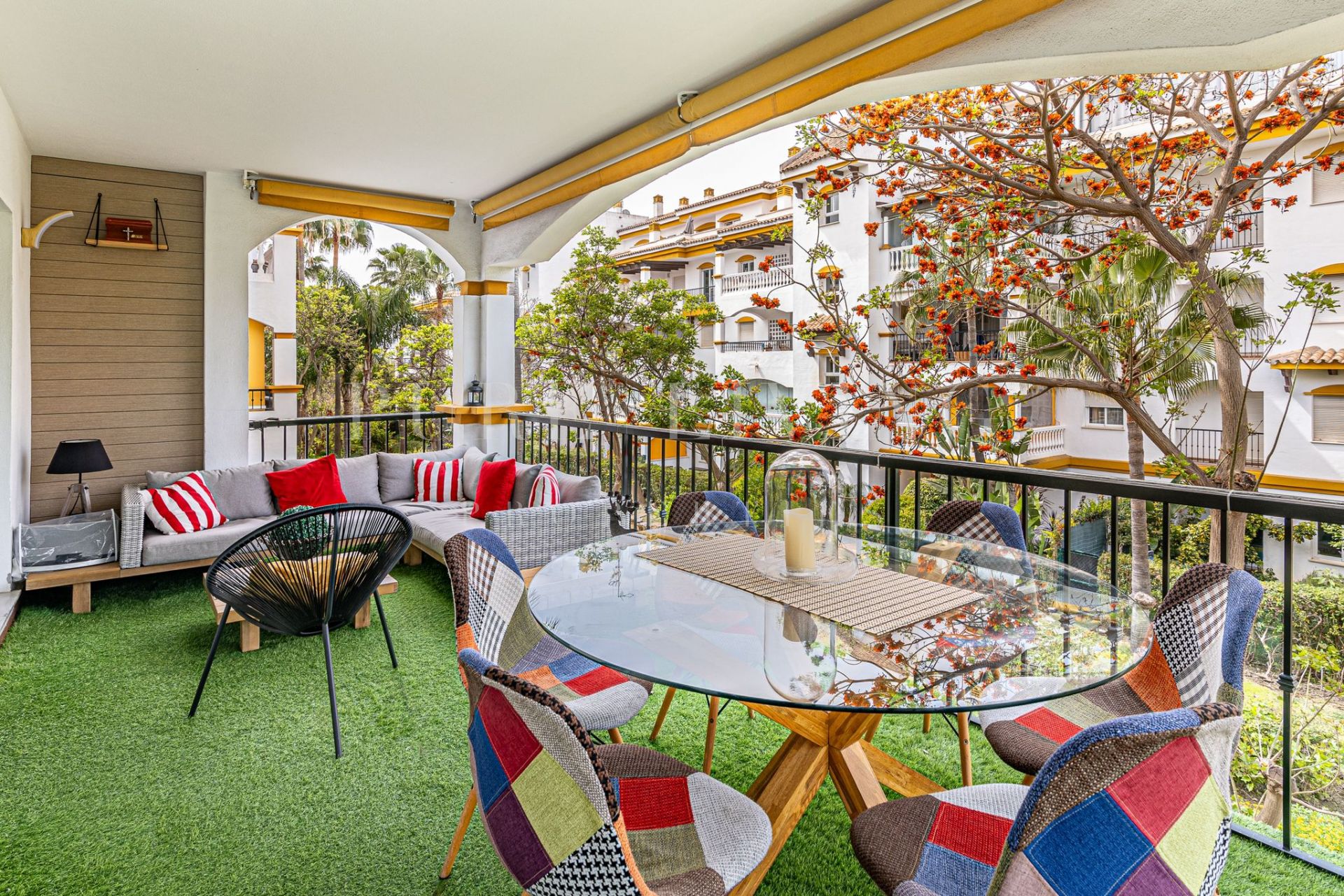 Uitzonderlijk appartement met vier slaapkamers vlakbij het strand, gelegen in een gewilde wijk van Nueva Andalucía