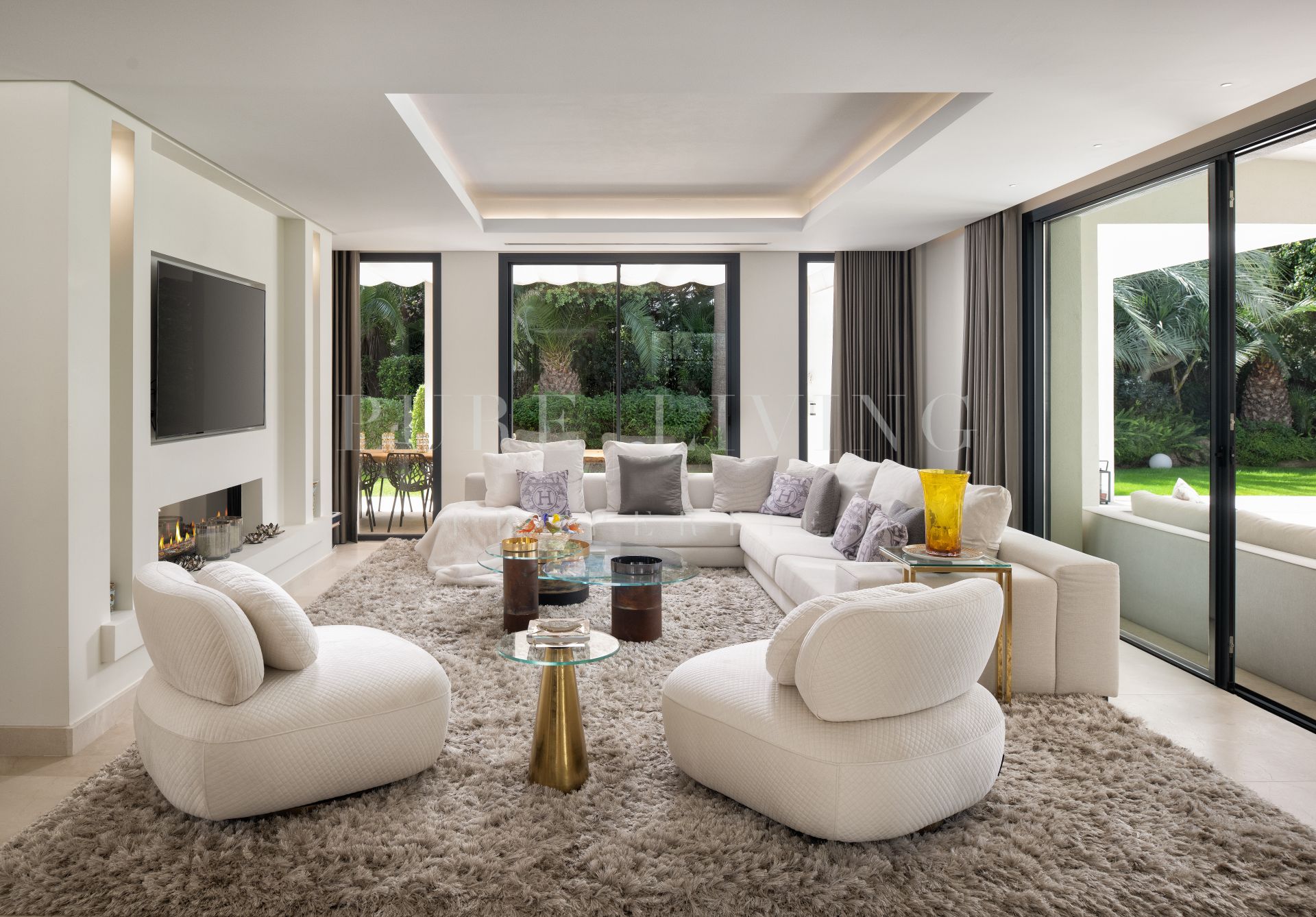 Magnifique villa rénovée de 5 chambres à coucher près de la plage située dans le prestigieux quartier de Marbesa, à l'est de Marbella