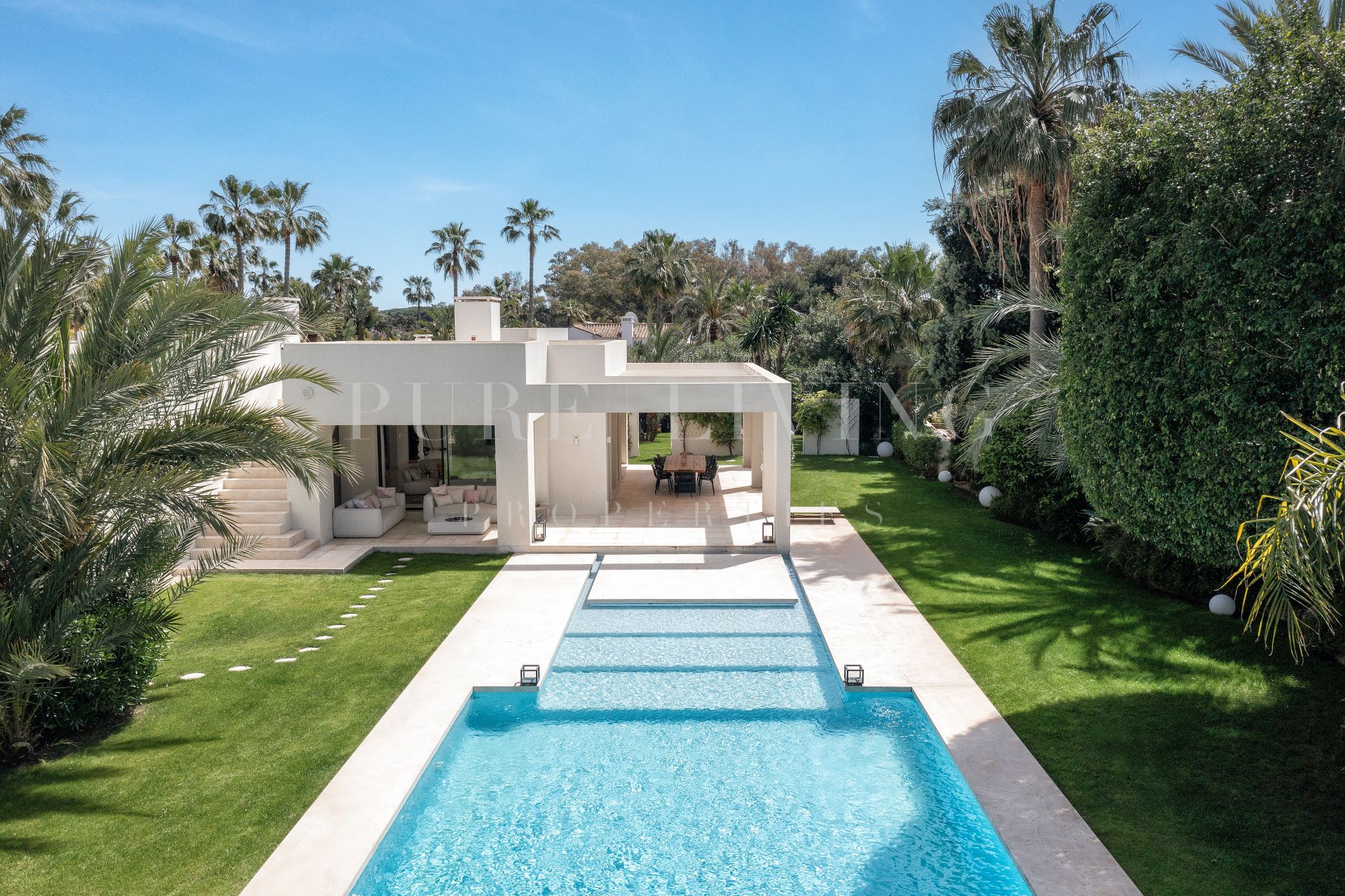 Magnifique villa rénovée de 5 chambres à coucher près de la plage située dans le prestigieux quartier de Marbesa, à l'est de Marbella