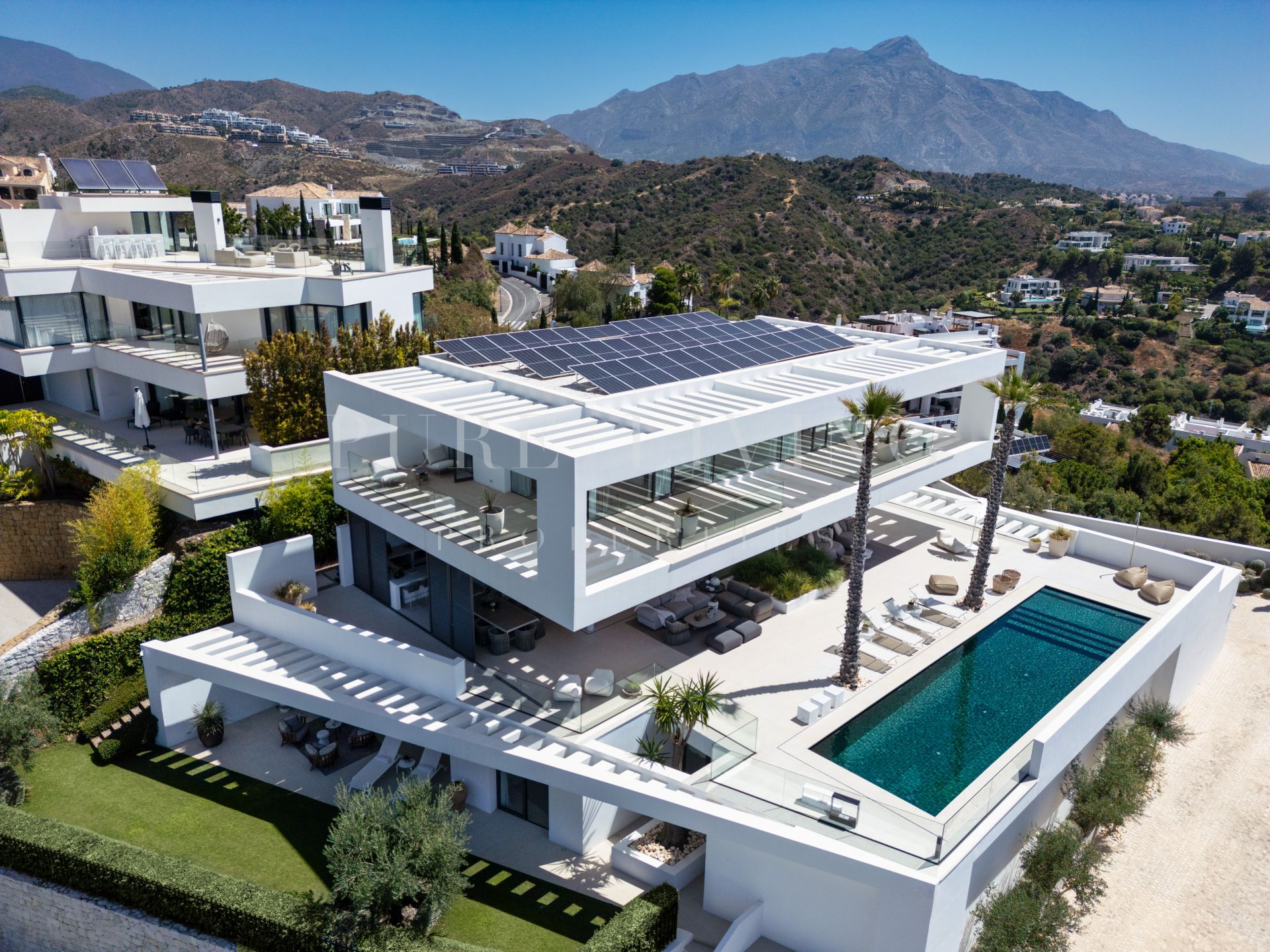 Magnificent contemporary villa for sale with panoramic views in La Quinta