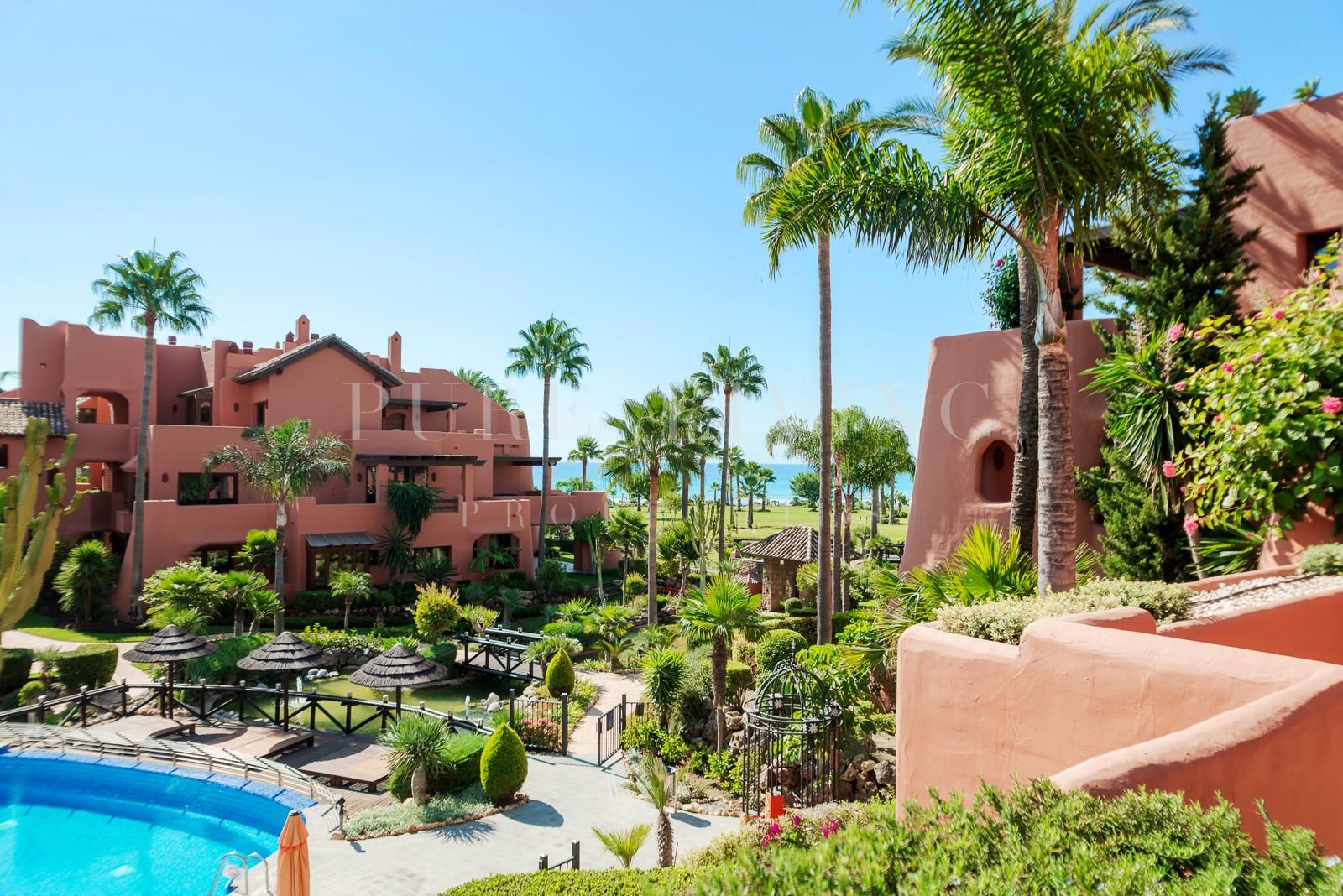 Superbe penthouse en duplex de 3 chambres avec vue sur la mer situé dans le prestigieux quartier de Torre Bermeja, Estepona East.