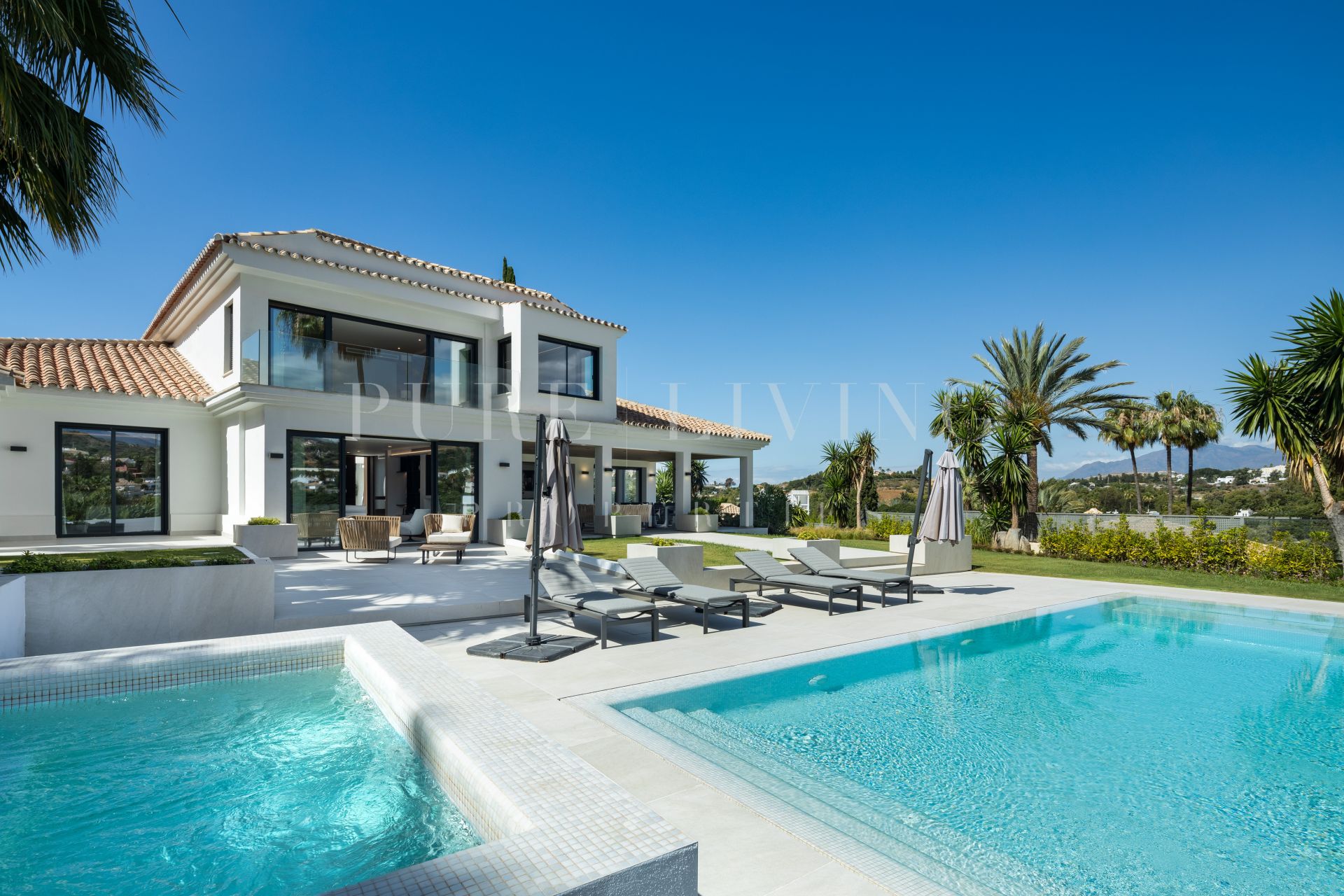 A frontline golf family home in Los Naranjos Golf