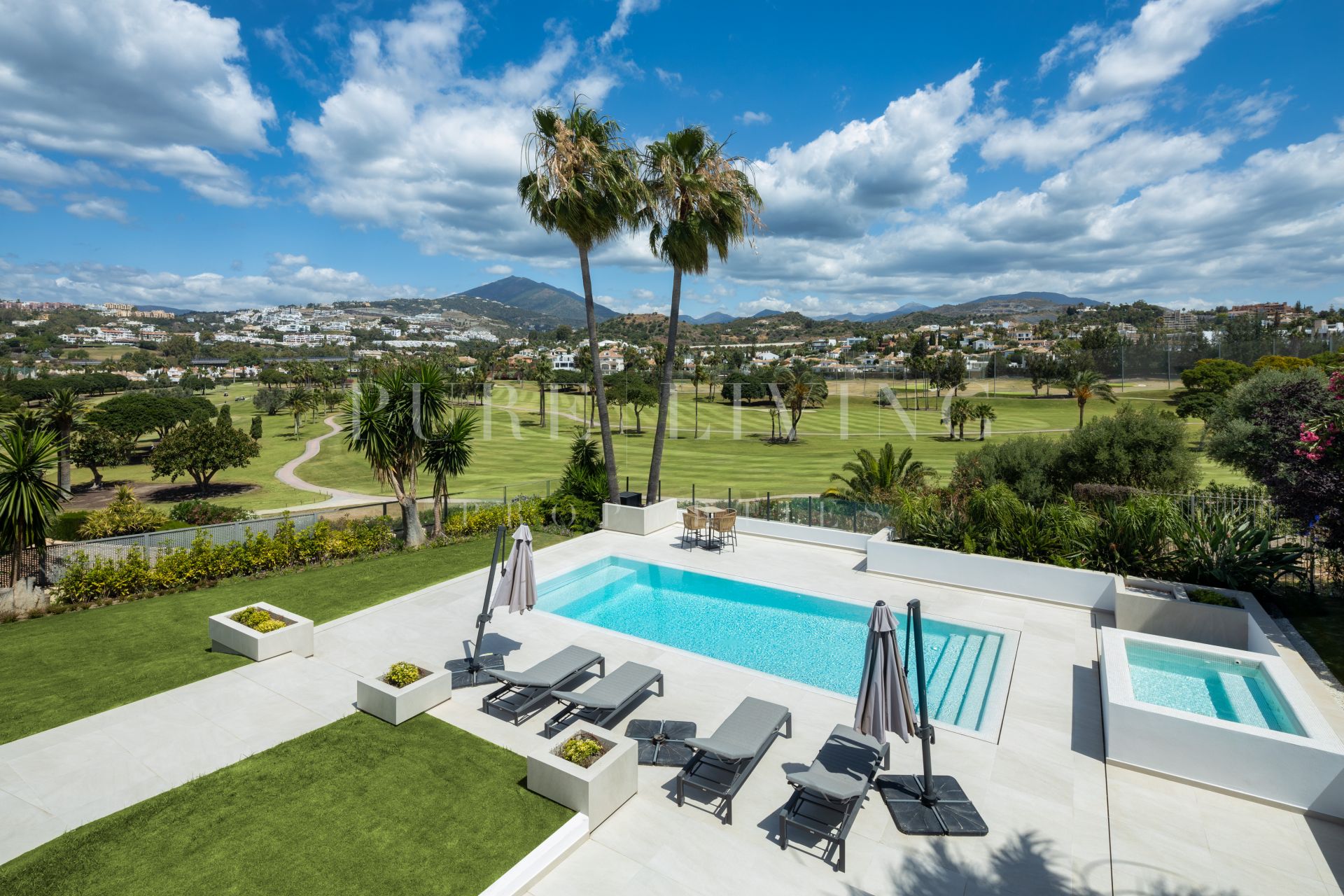 A frontline golf family home in Los Naranjos Golf