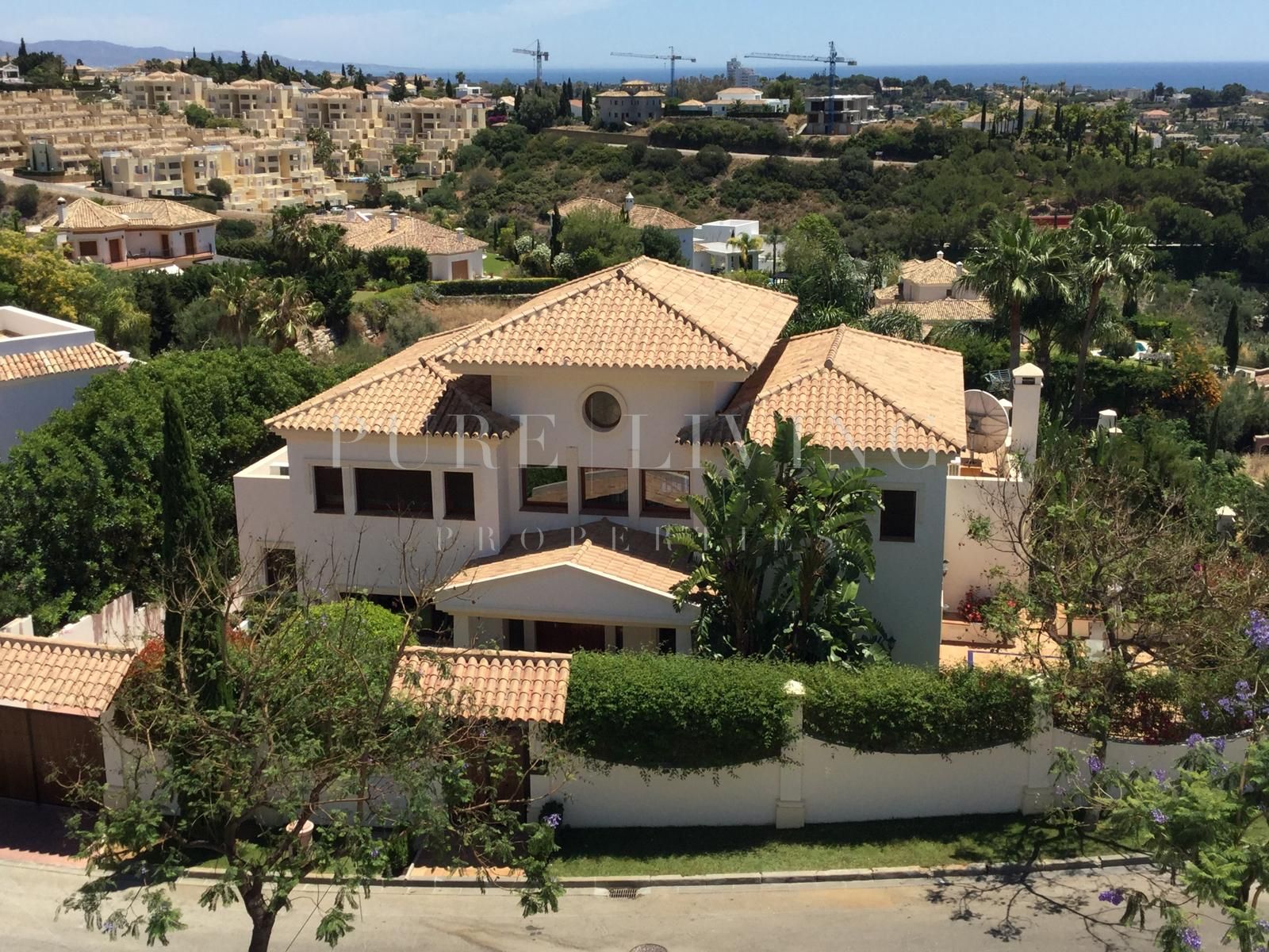 Excepcional villa de 5 dormitorios con vistas al mar y a la montaña situada en la prestigiosa, Los Flamingos