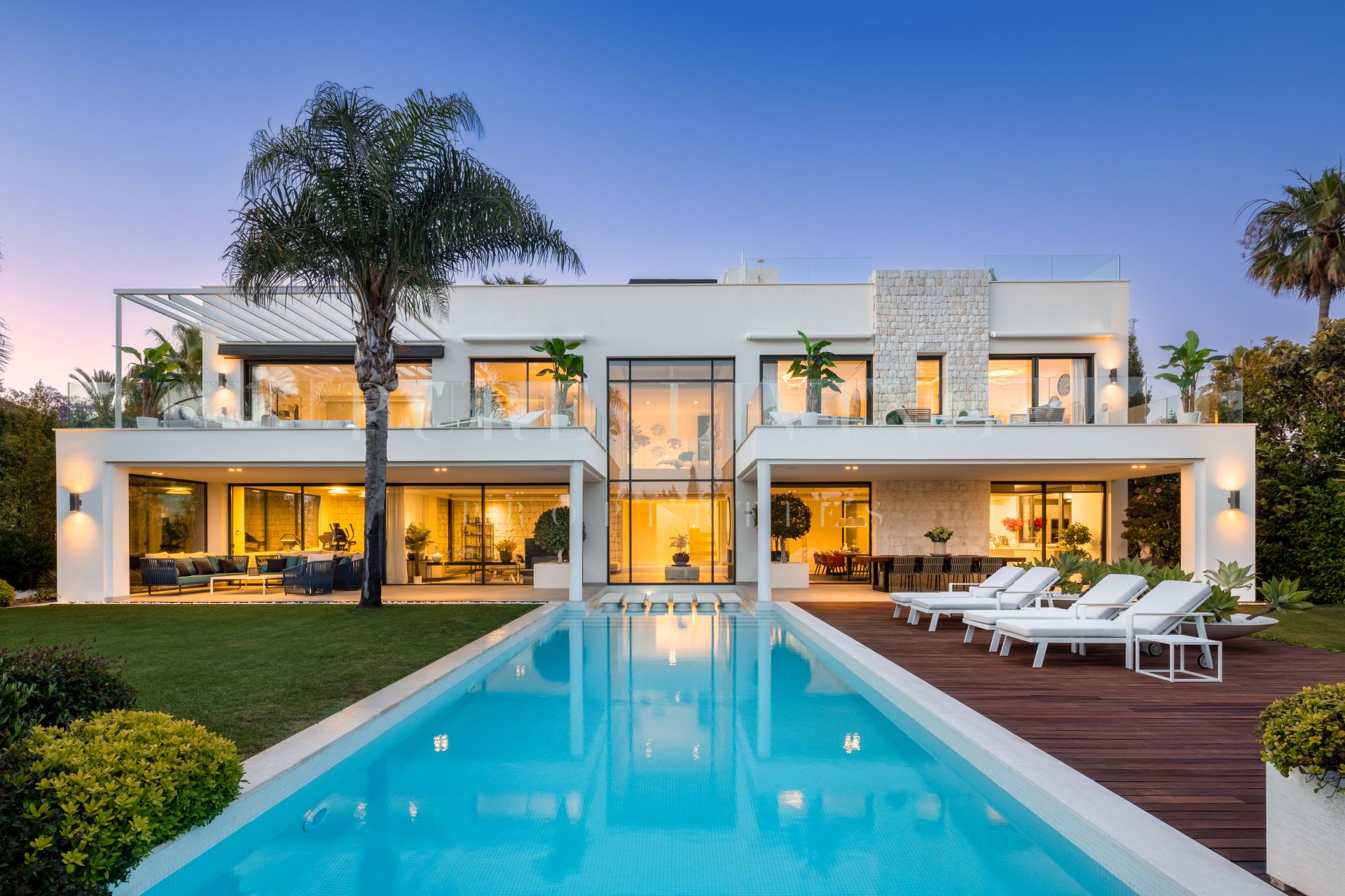 Premiada villa moderna diseñada magistralmente por el renombrado arquitecto Carlos Lamas, en Marbesa, Marbella Este