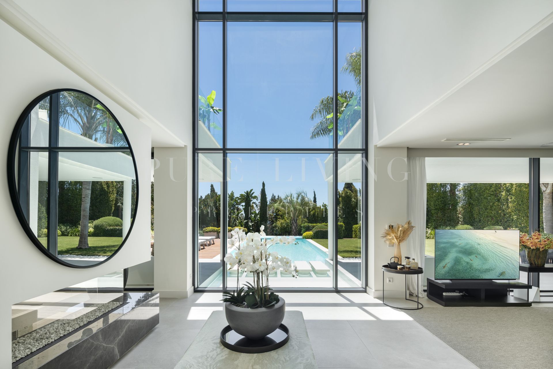 Bekroonde moderne villa meesterlijk ontworpen door de beroemde architect Carlos Lamas, in Marbesa, Marbella Oost