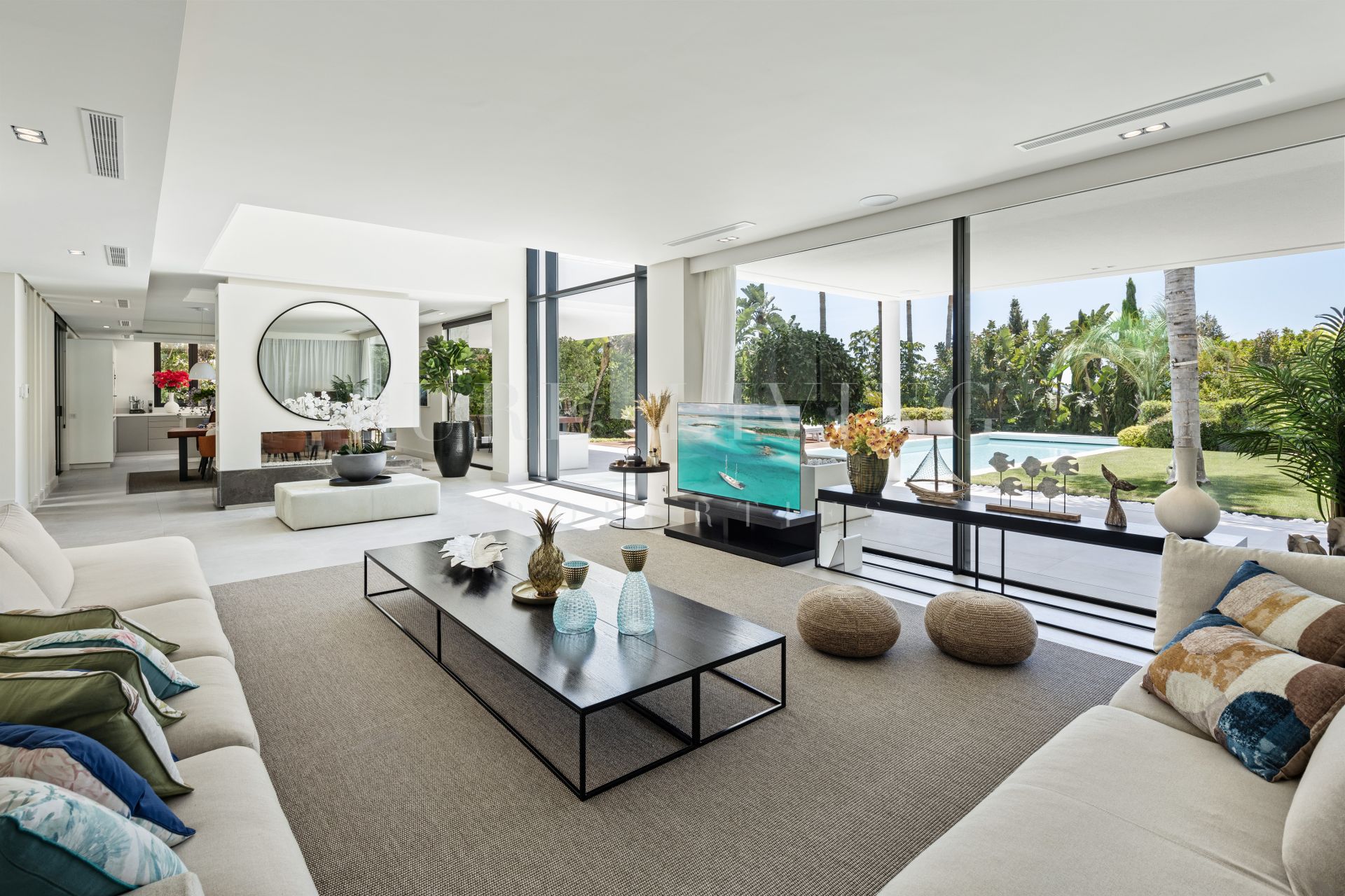 Premiada villa moderna diseñada magistralmente por el renombrado arquitecto Carlos Lamas, en Marbesa, Marbella Este