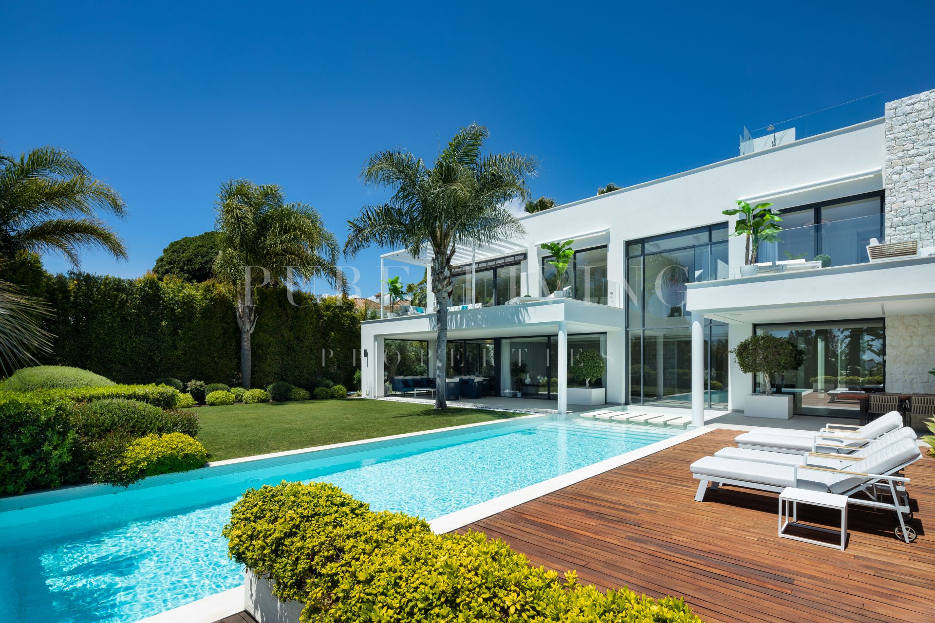 Villa moderne primée, conçue de main de maître par le célèbre architecte Carlos Lamas, à Marbesa, Marbella Est.