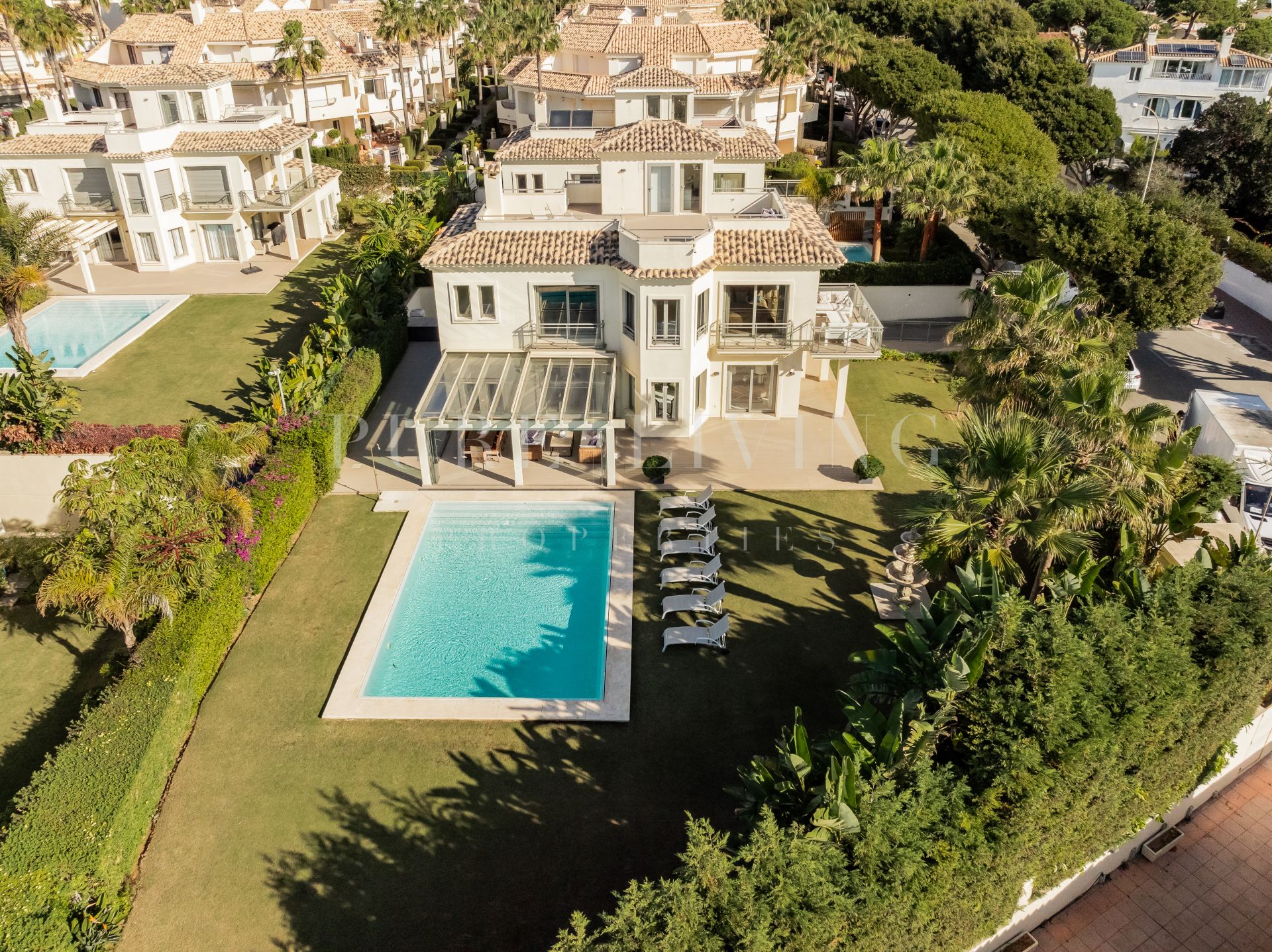 Casa en primera línea de playa en venta en Las Chapas, Marbella Este