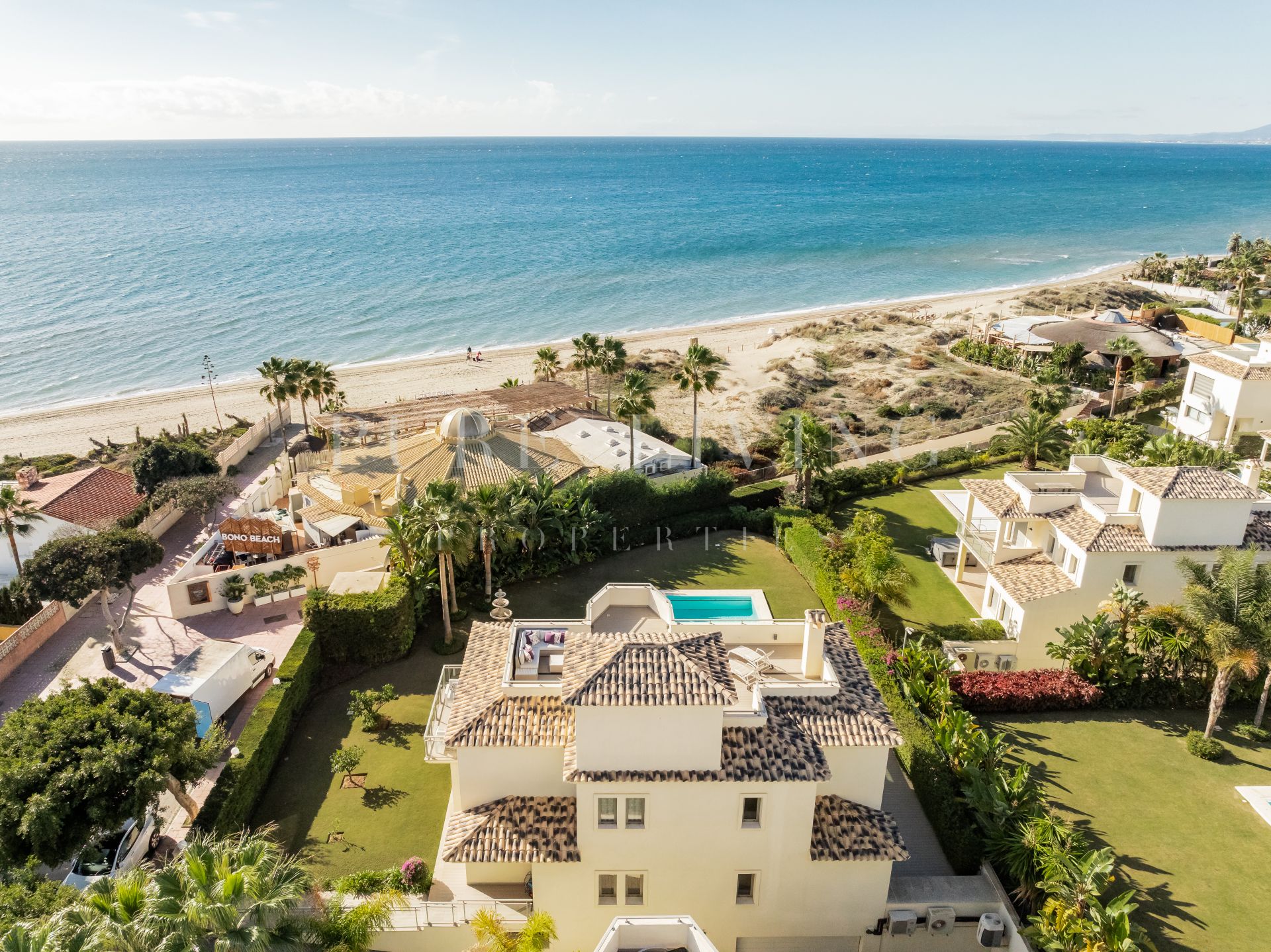Een eerstelijns strandhuis te koop in Las Chapas, Marbella Oost