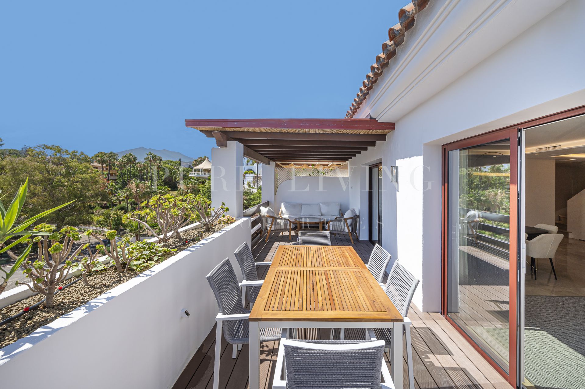 Gerenoveerd duplex penthouse met drie slaapkamers en prachtig zeezicht gelegen in de toplocatie van Lomas de Marbella Club.