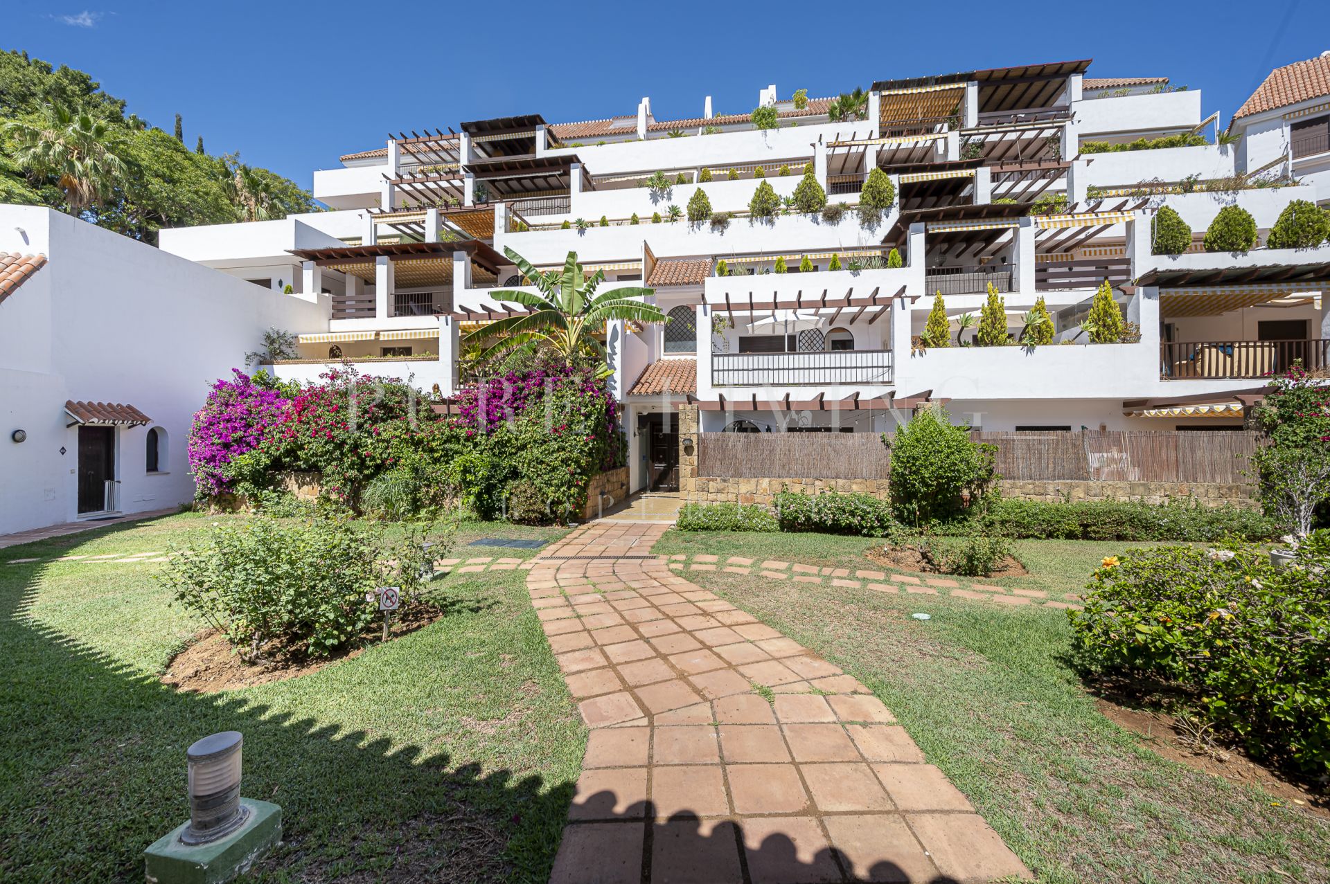 Penthouse rénové de trois chambres en duplex avec une vue imprenable sur la mer, situé dans l'emplacement privilégié de Lomas de Marbella Club.