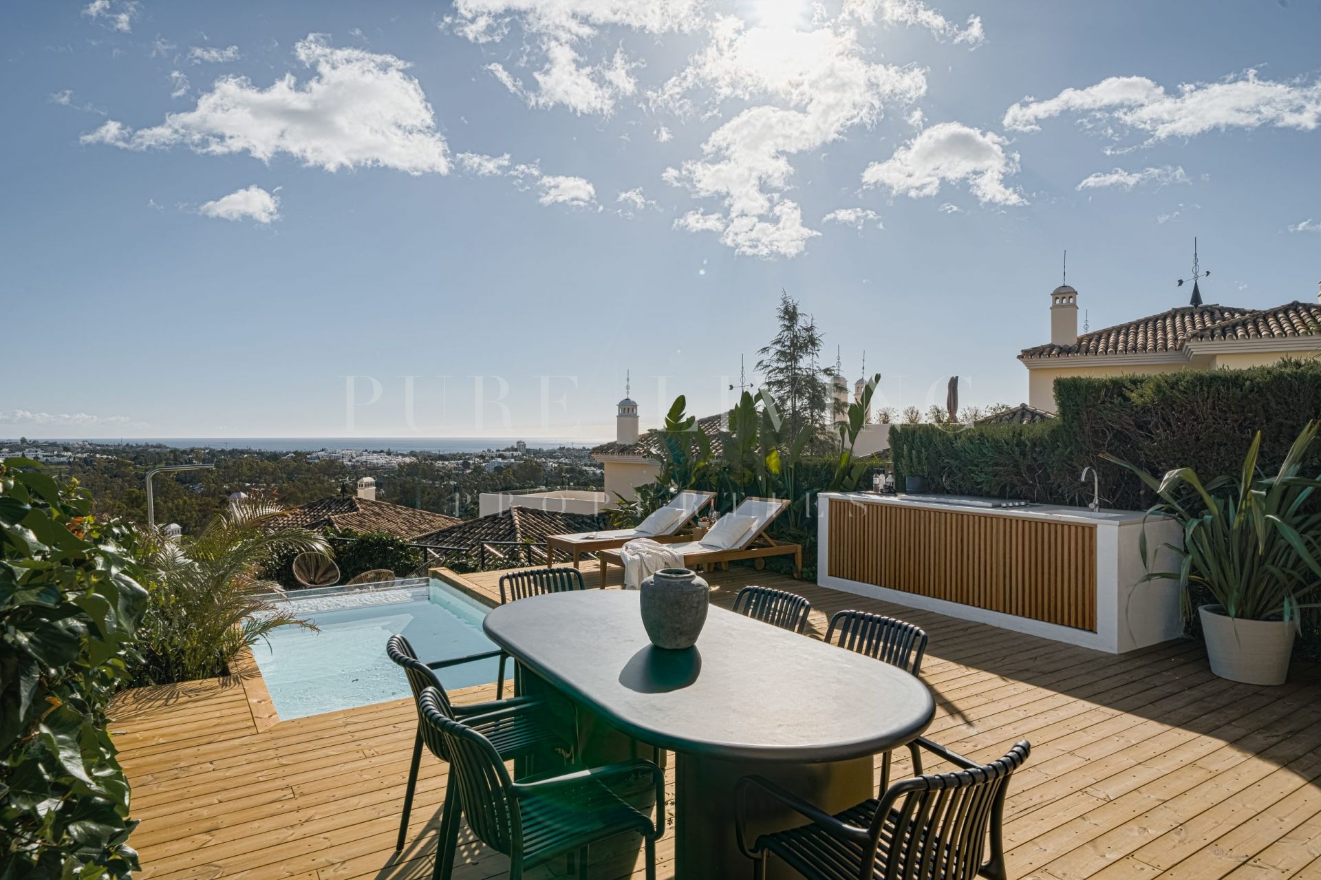 Magnífico apartamento de 3 dormitorios con vistas panorámicas al mar, situado en primera línea de Nueva Andalucía