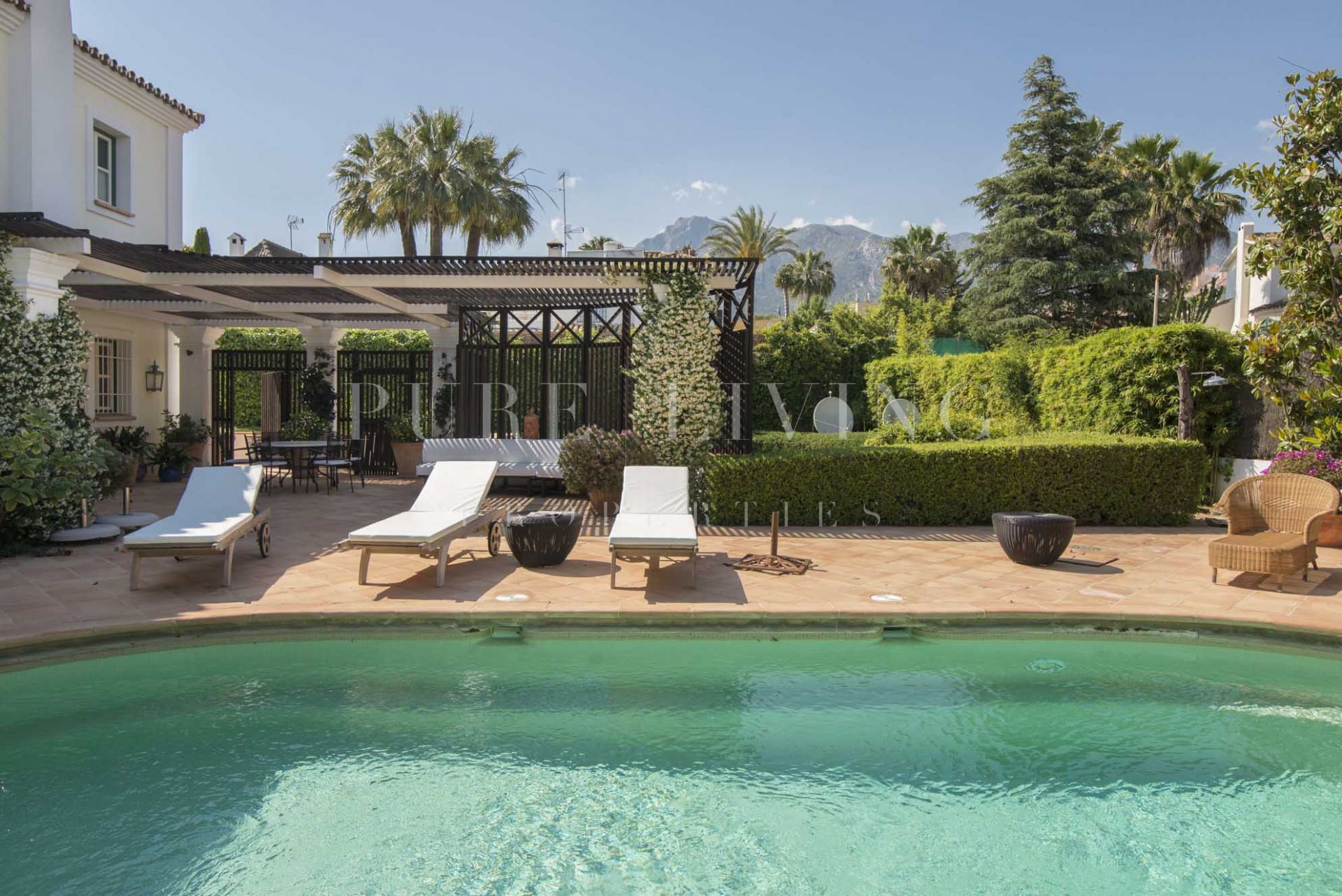 Exquise villa de 5 chambres à coucher avec vue sur la mer située dans le quartier prestigieux de Huerta Belon.